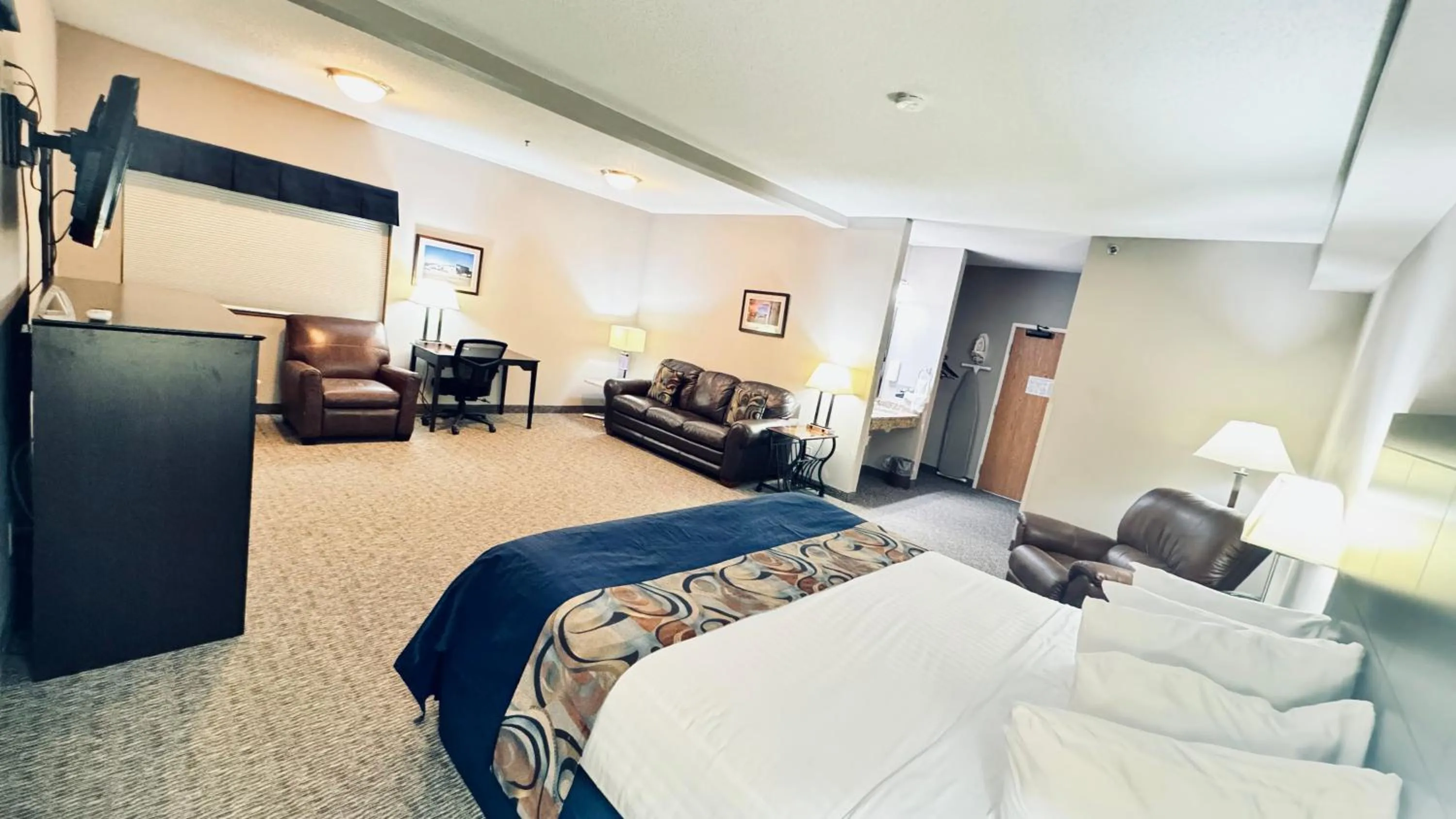 Bed in Garner INN & Suites