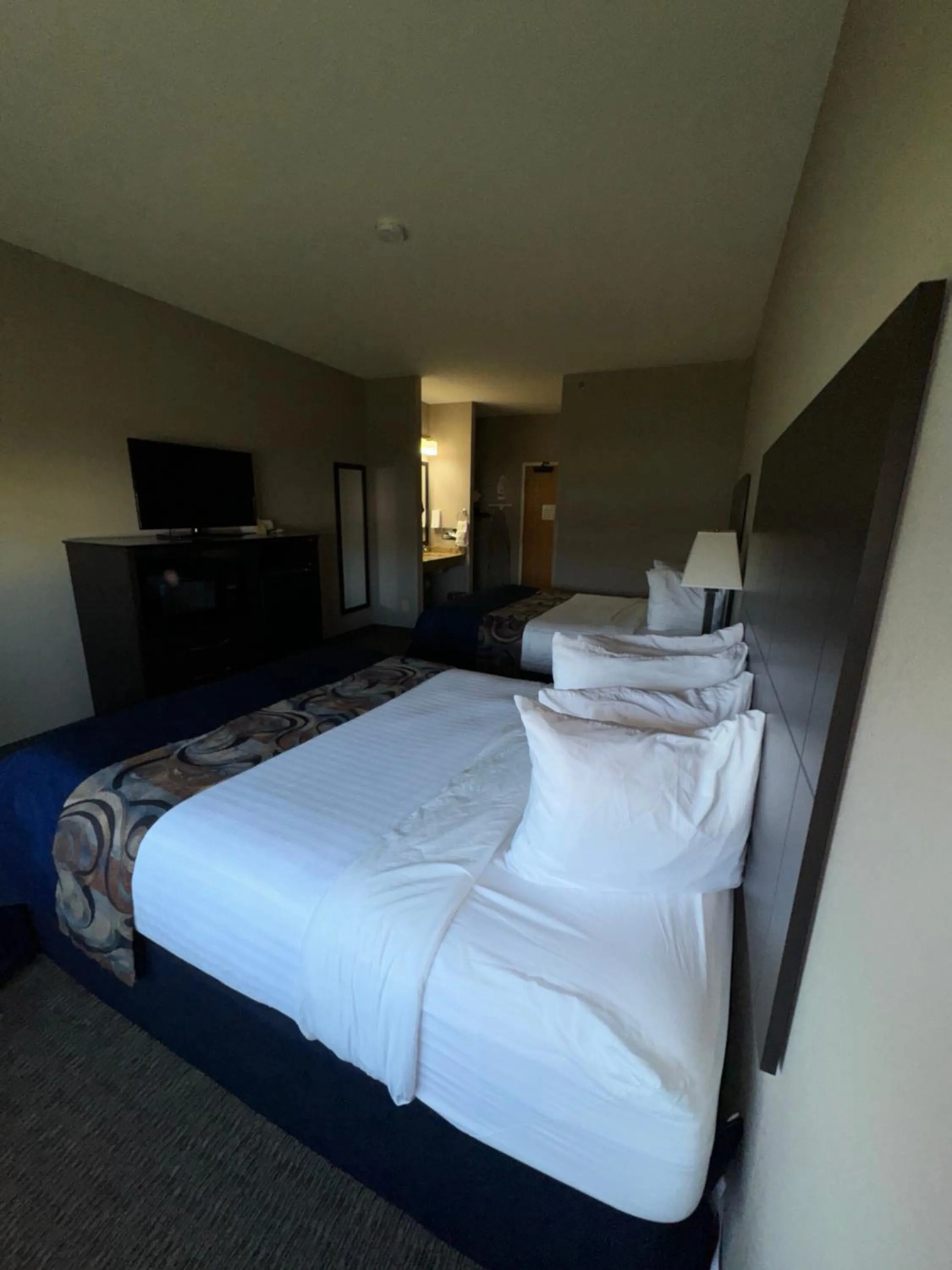 Bed in Garner INN & Suites