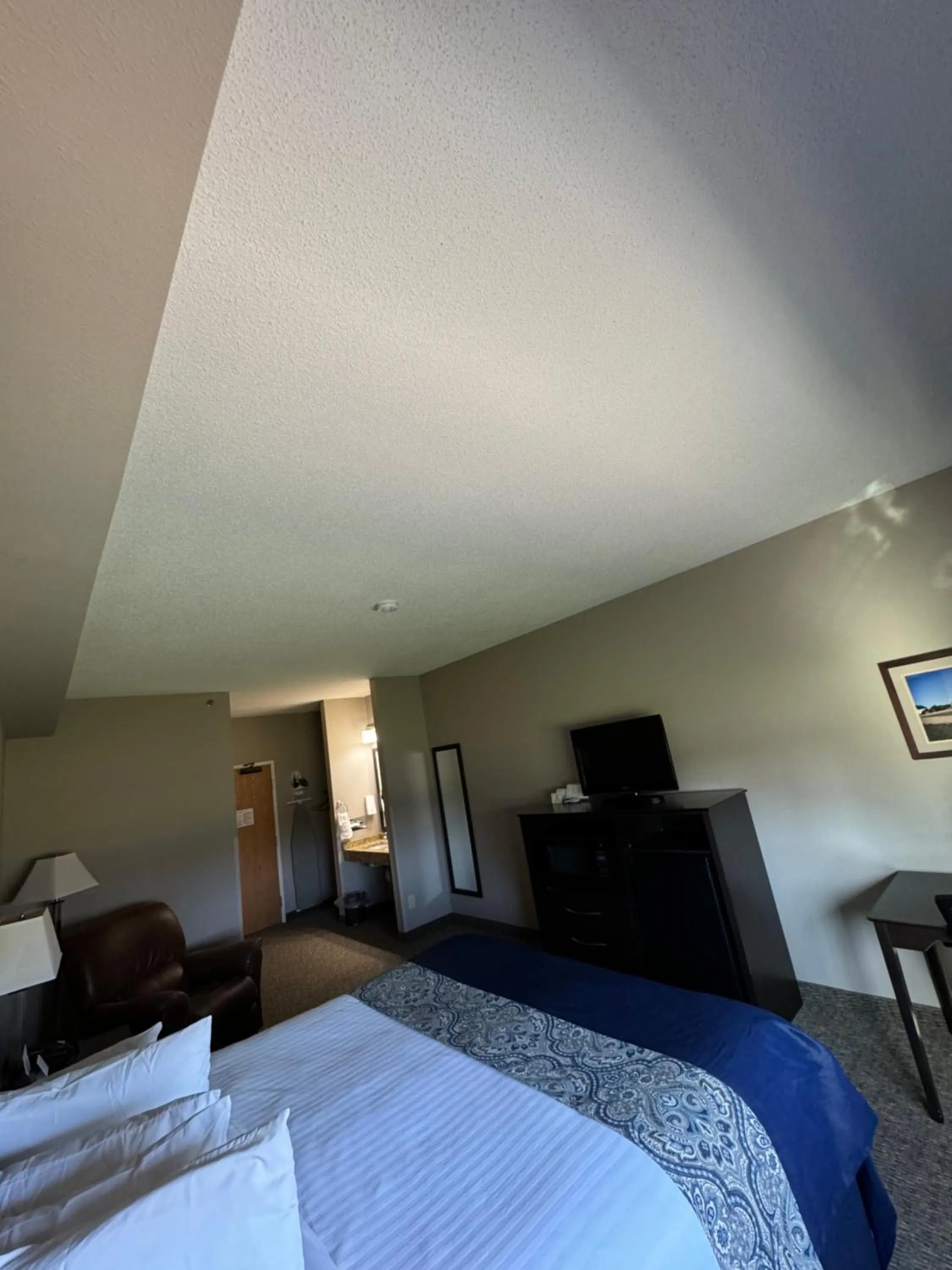 Bed in Garner INN & Suites