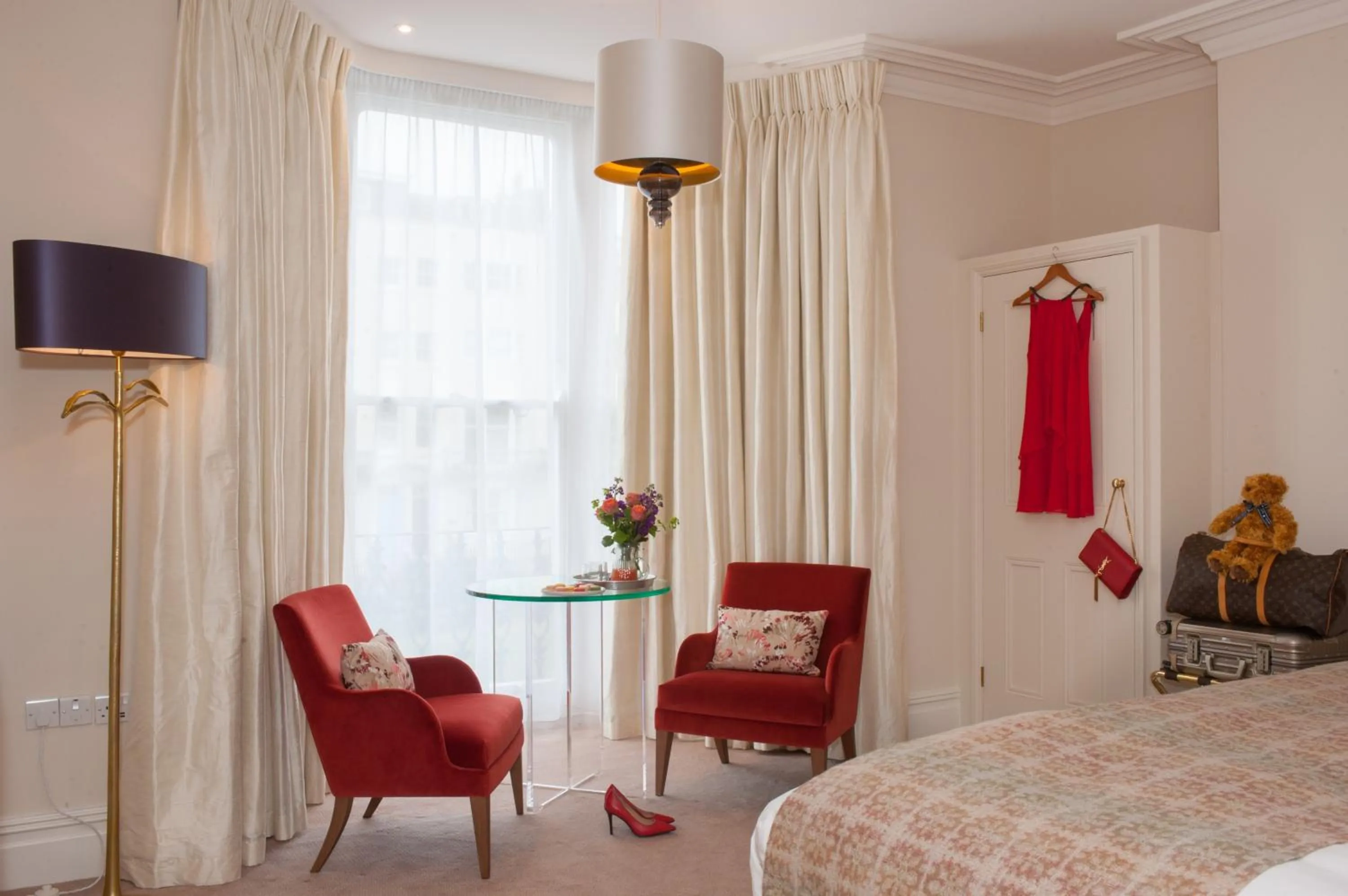 Seating area, Bed in The Charm Brighton Boutique Hotel & Spa