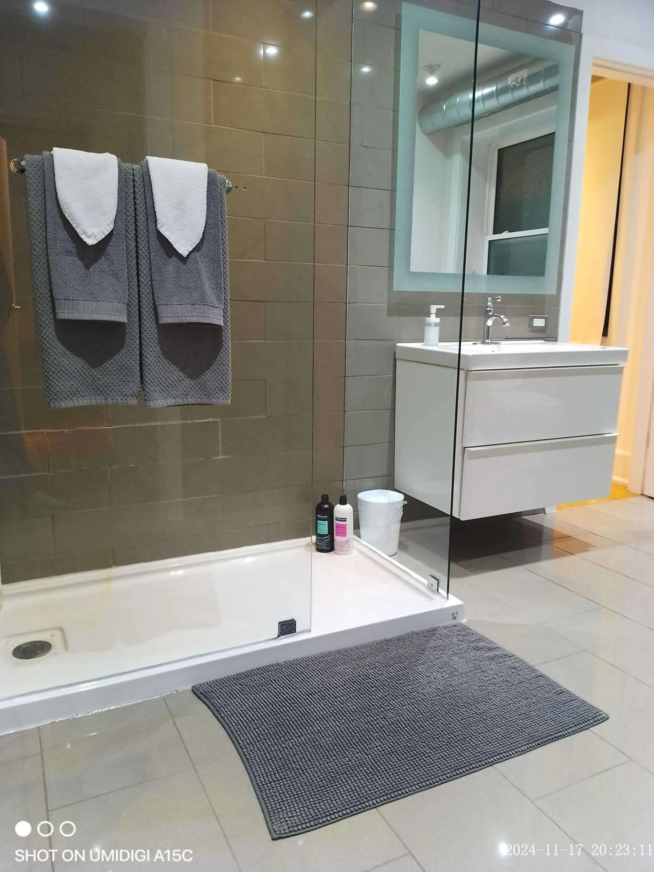 Spacious 2 Bedroom Loft in Sought After Leslieville