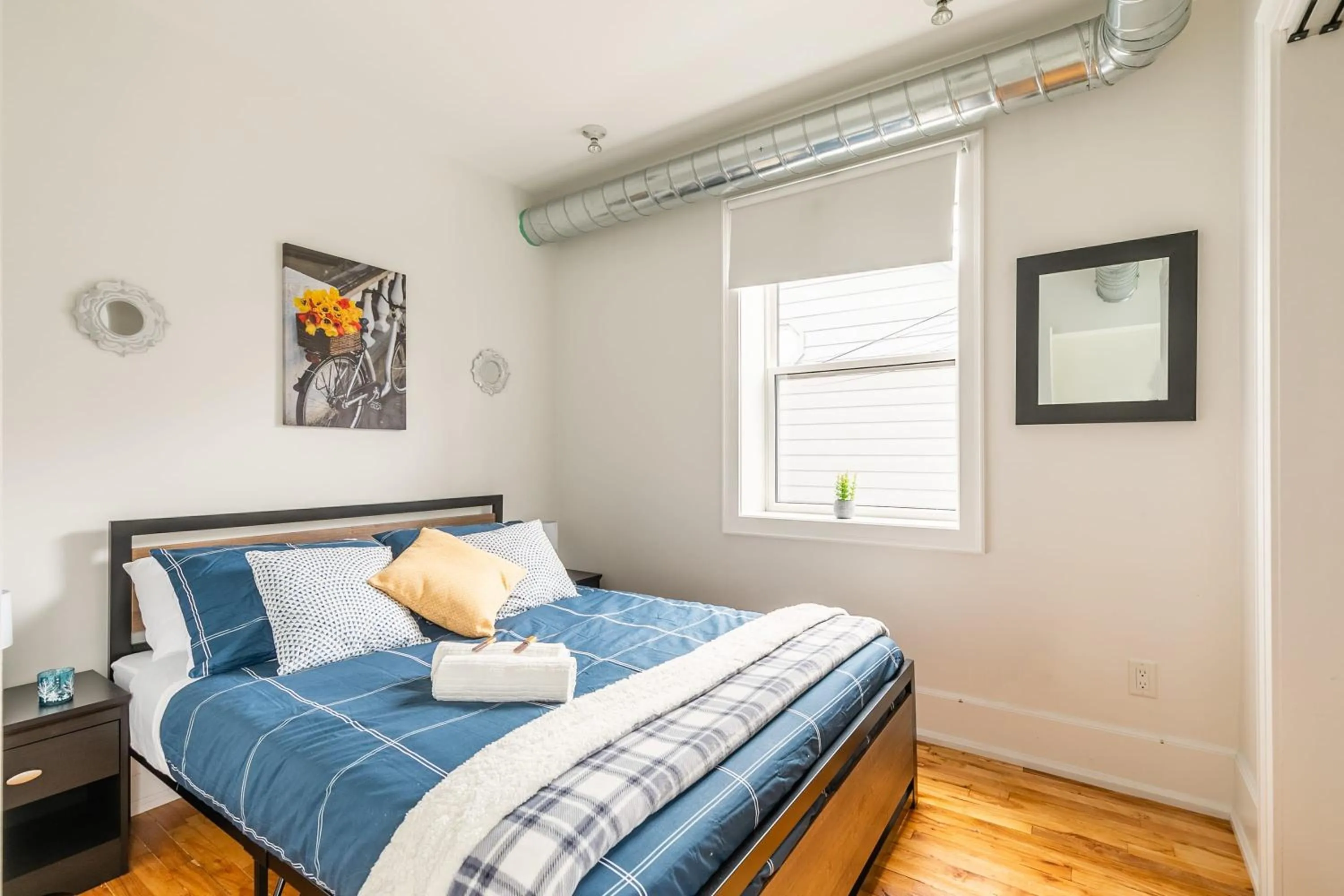 Bed in Spacious 2 Bedroom Loft in Sought After Leslieville