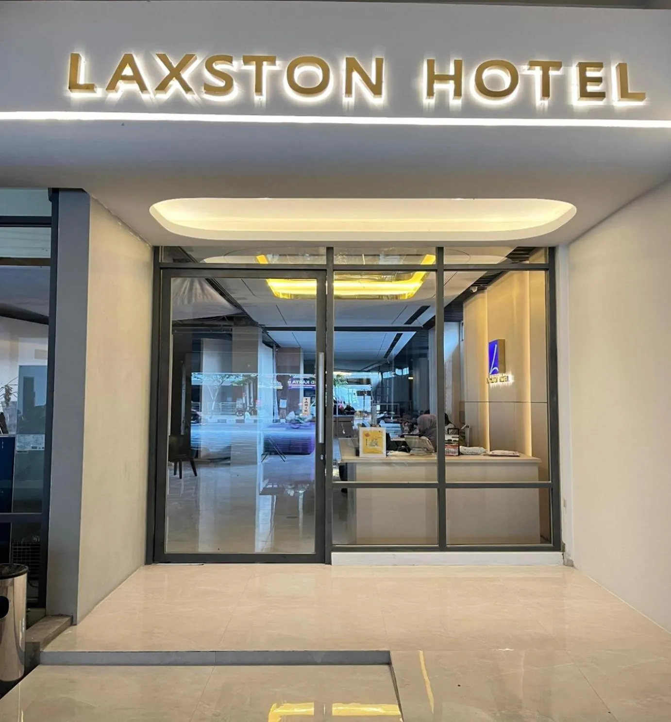 Facade/entrance in Laxston Hotel