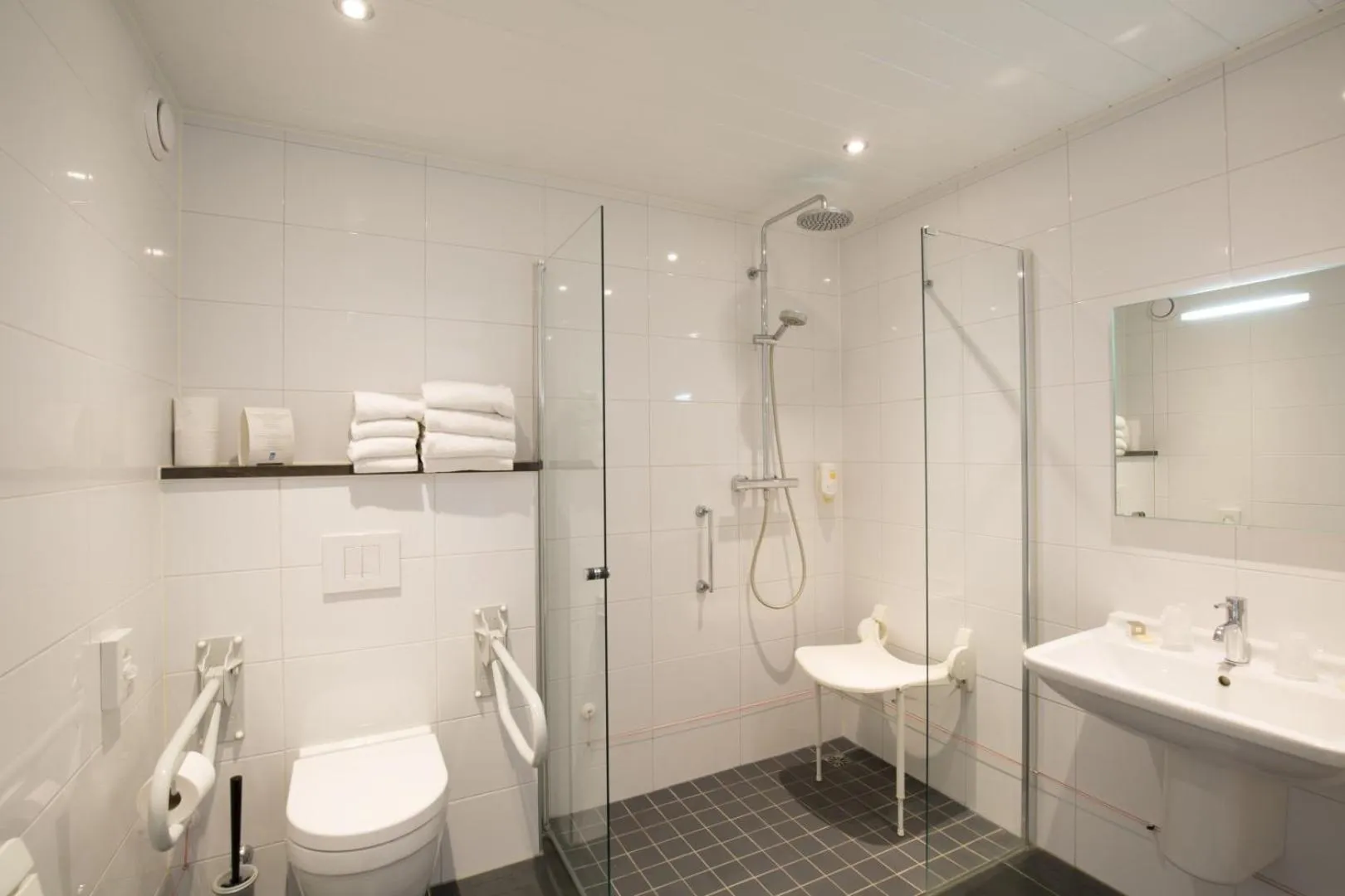 Shower in Strandhotel Bos en Duin