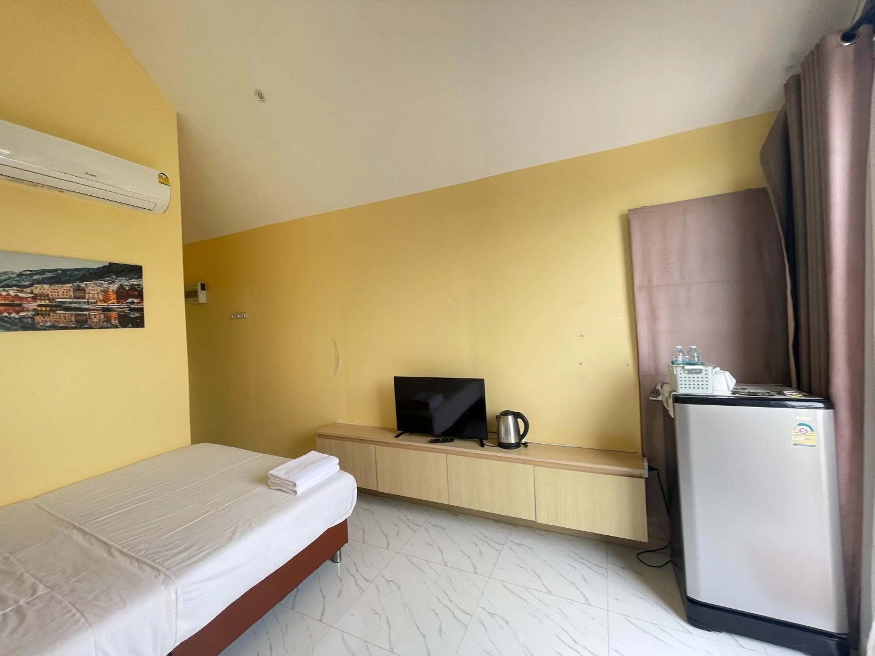 Bedroom, Bed in Oh Taley Resort