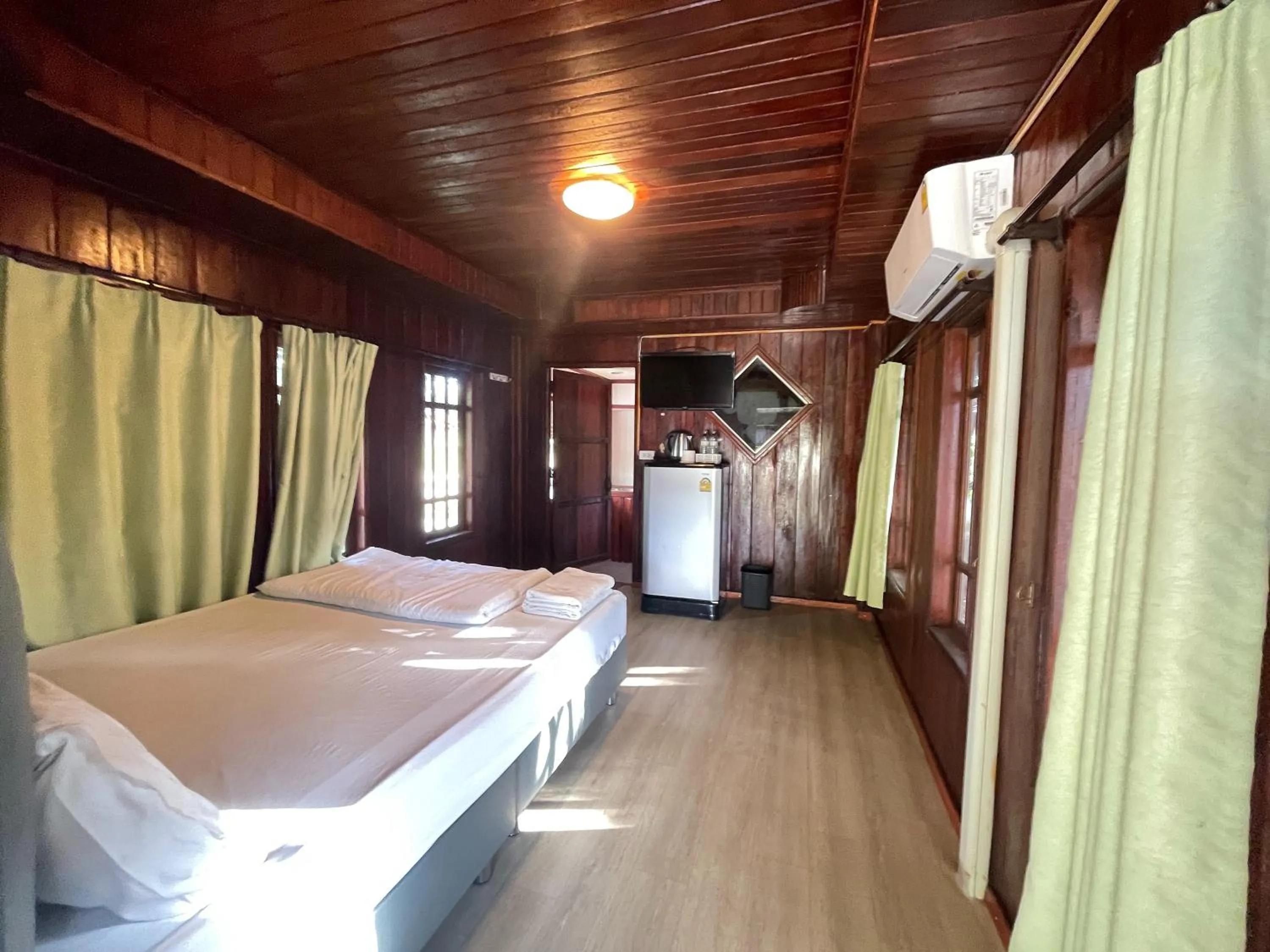 Bedroom, Bed in Oh Taley Resort