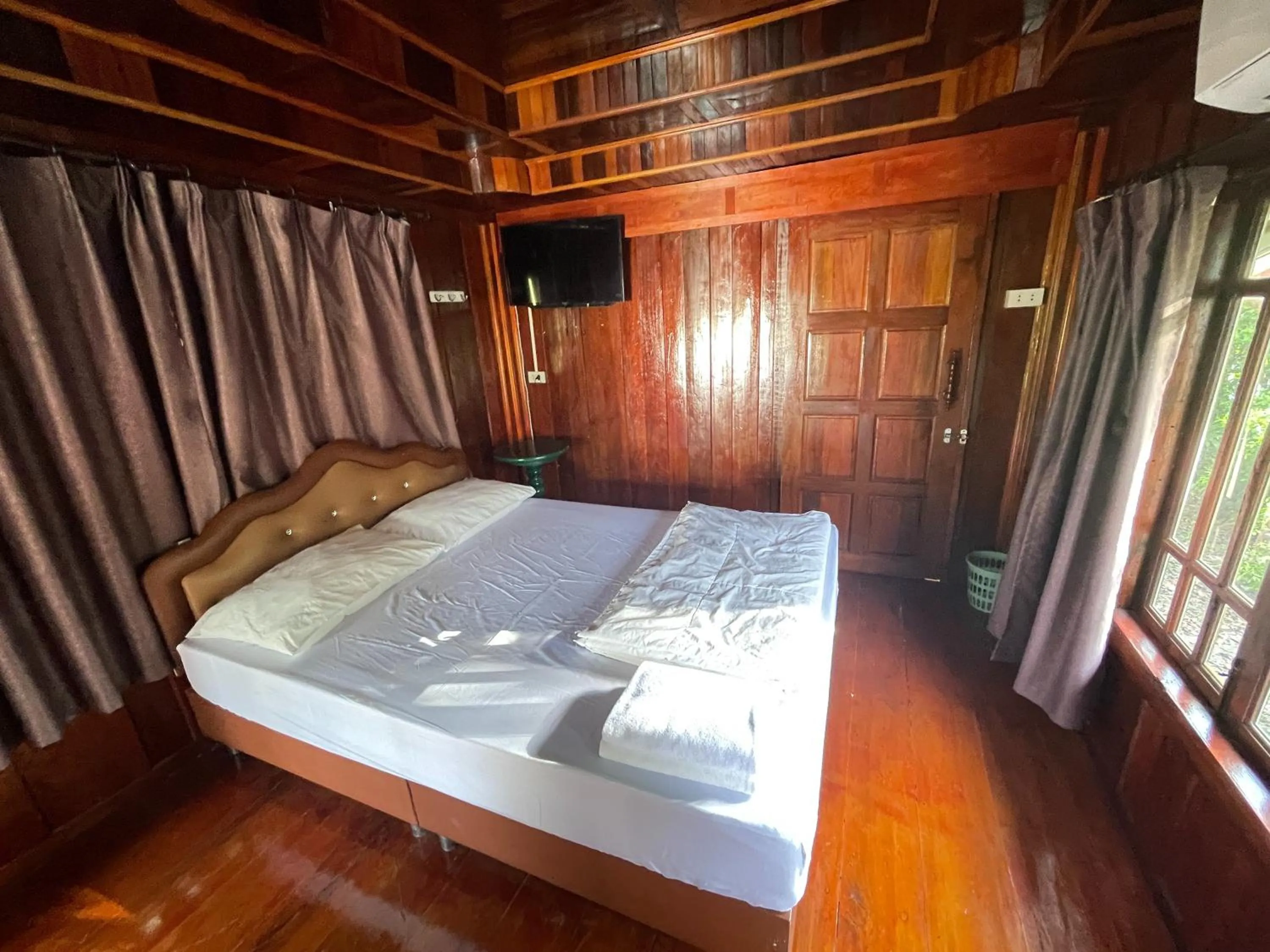 Bedroom, Bed in Oh Taley Resort