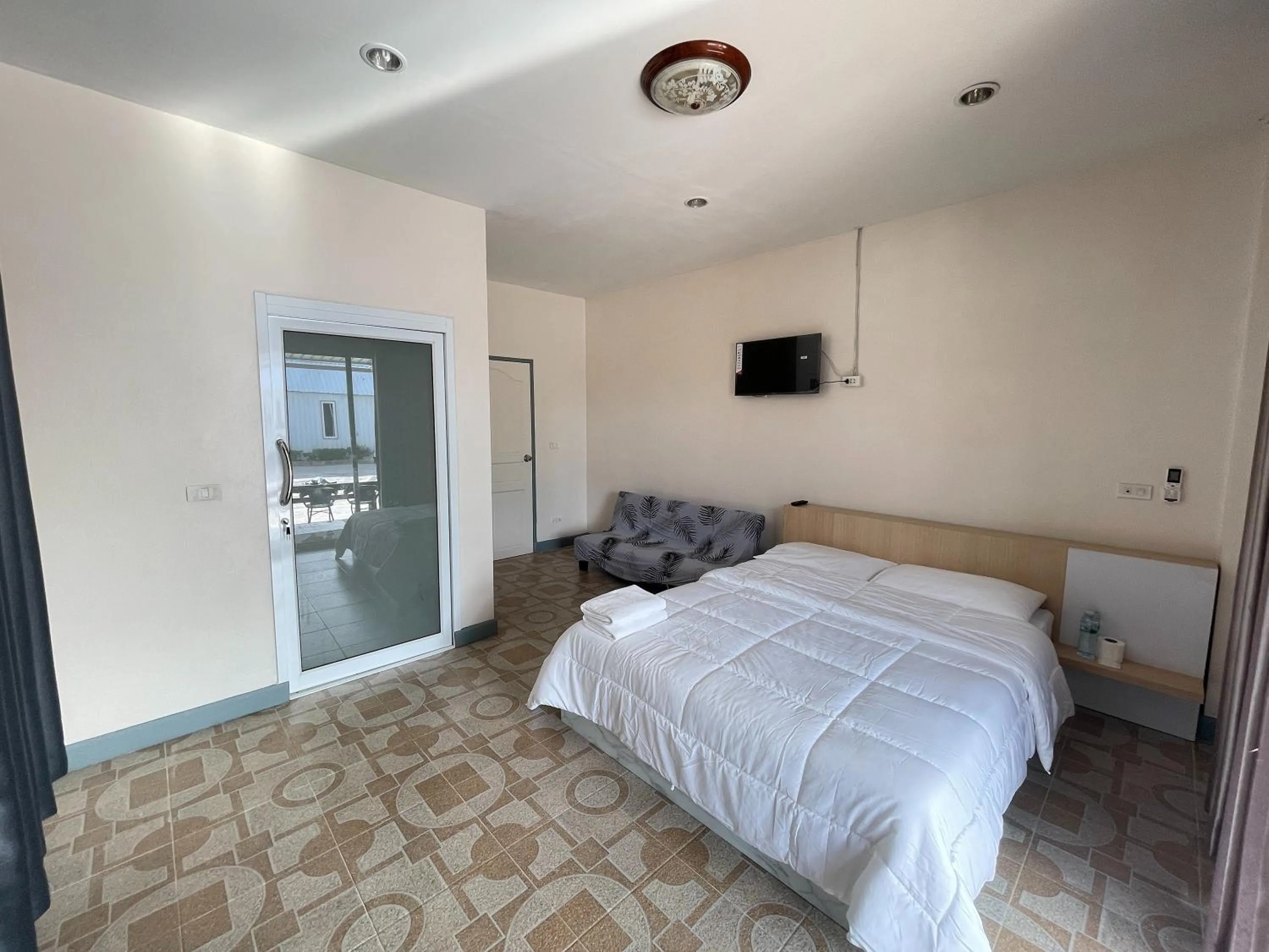 Photo of the whole room, Bed in Oh Taley Resort