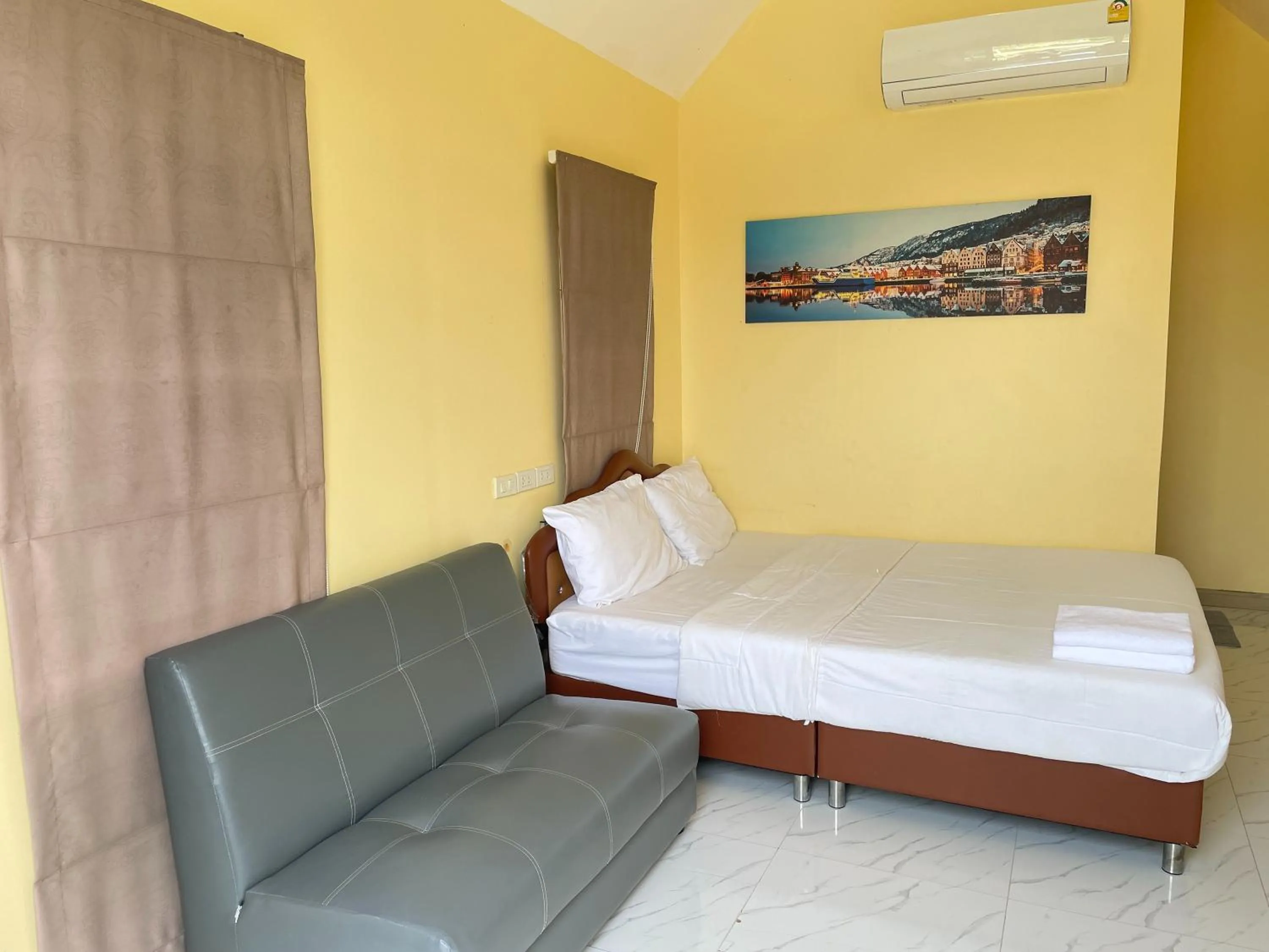 Photo of the whole room, Bed in Oh Taley Resort