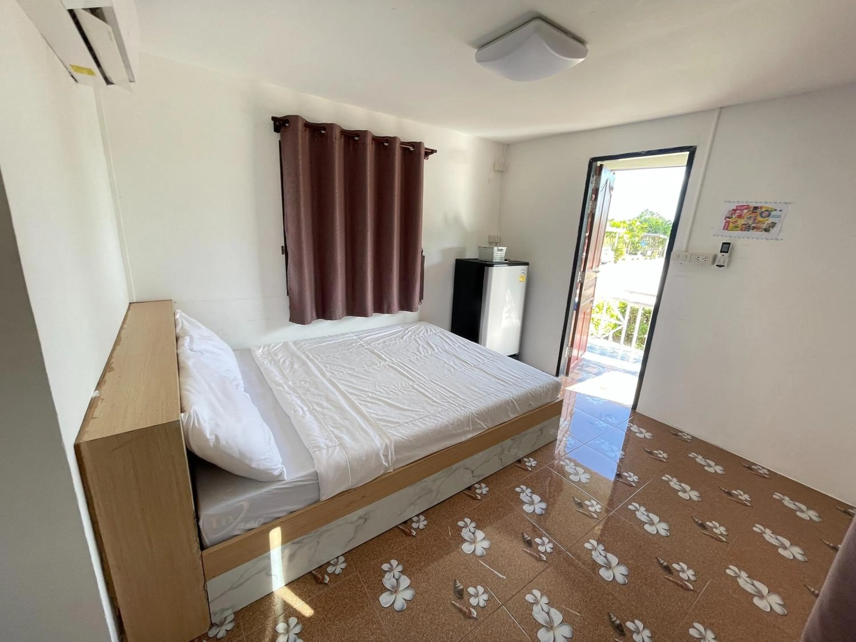 Photo of the whole room, Bed in Oh Taley Resort