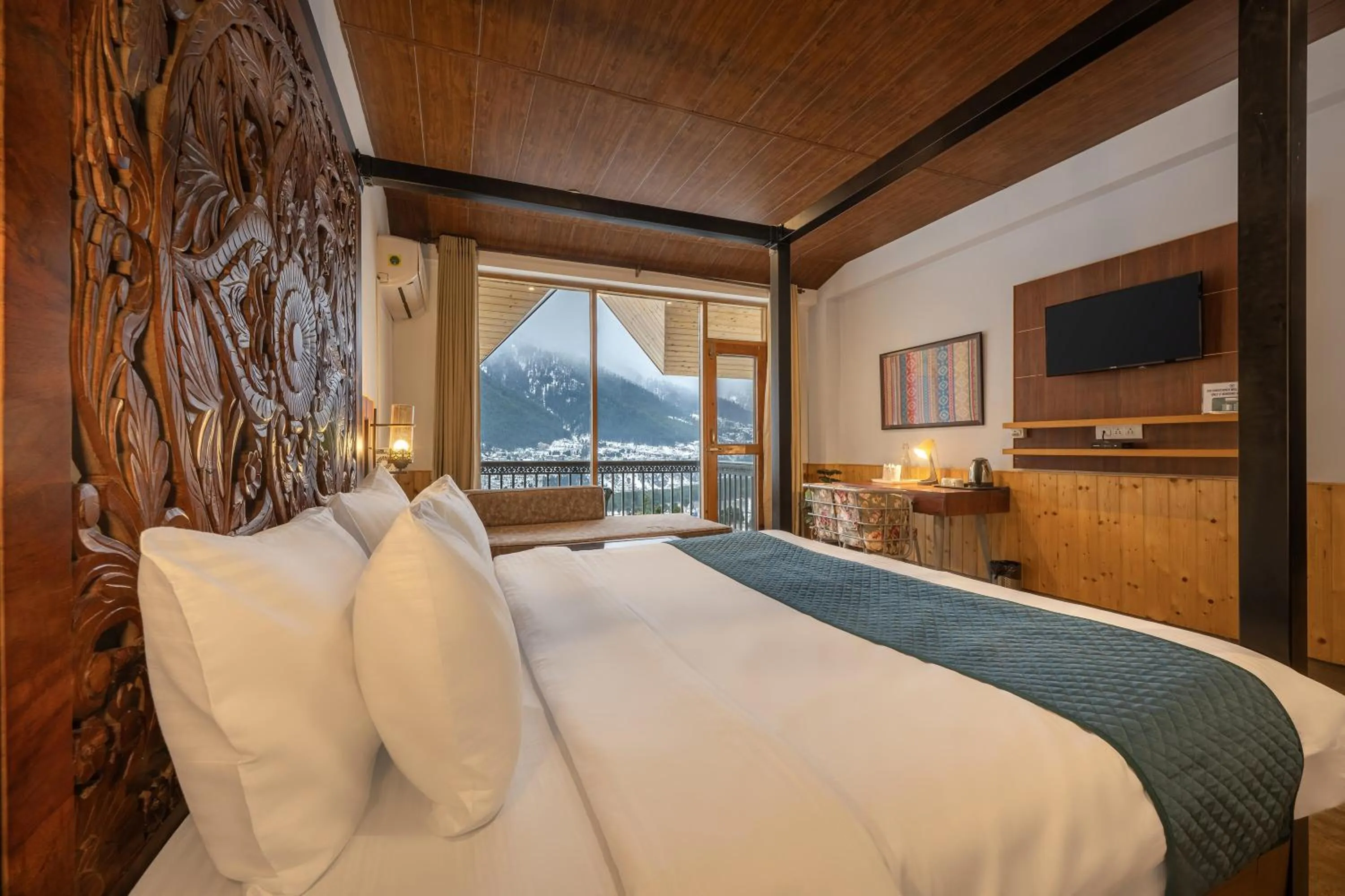 Bed in Echor Himalayan Heights Luxe Resort & Spa, Manali