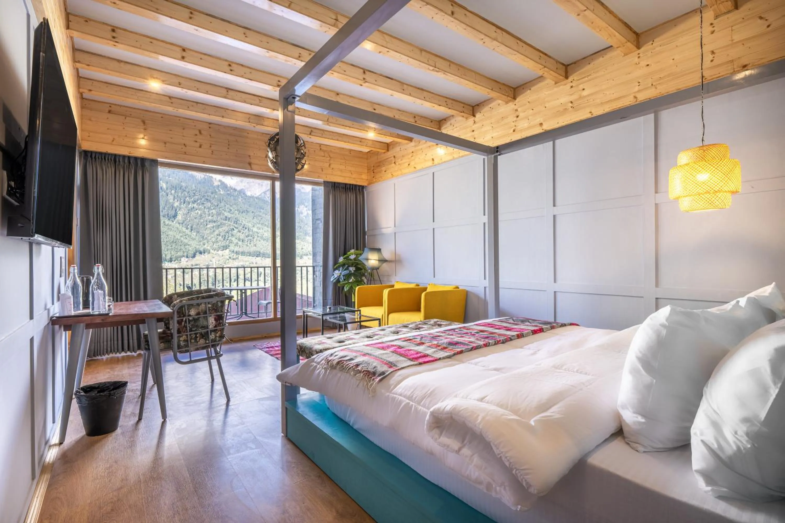 Bed in Echor Himalayan Heights Luxe Manali