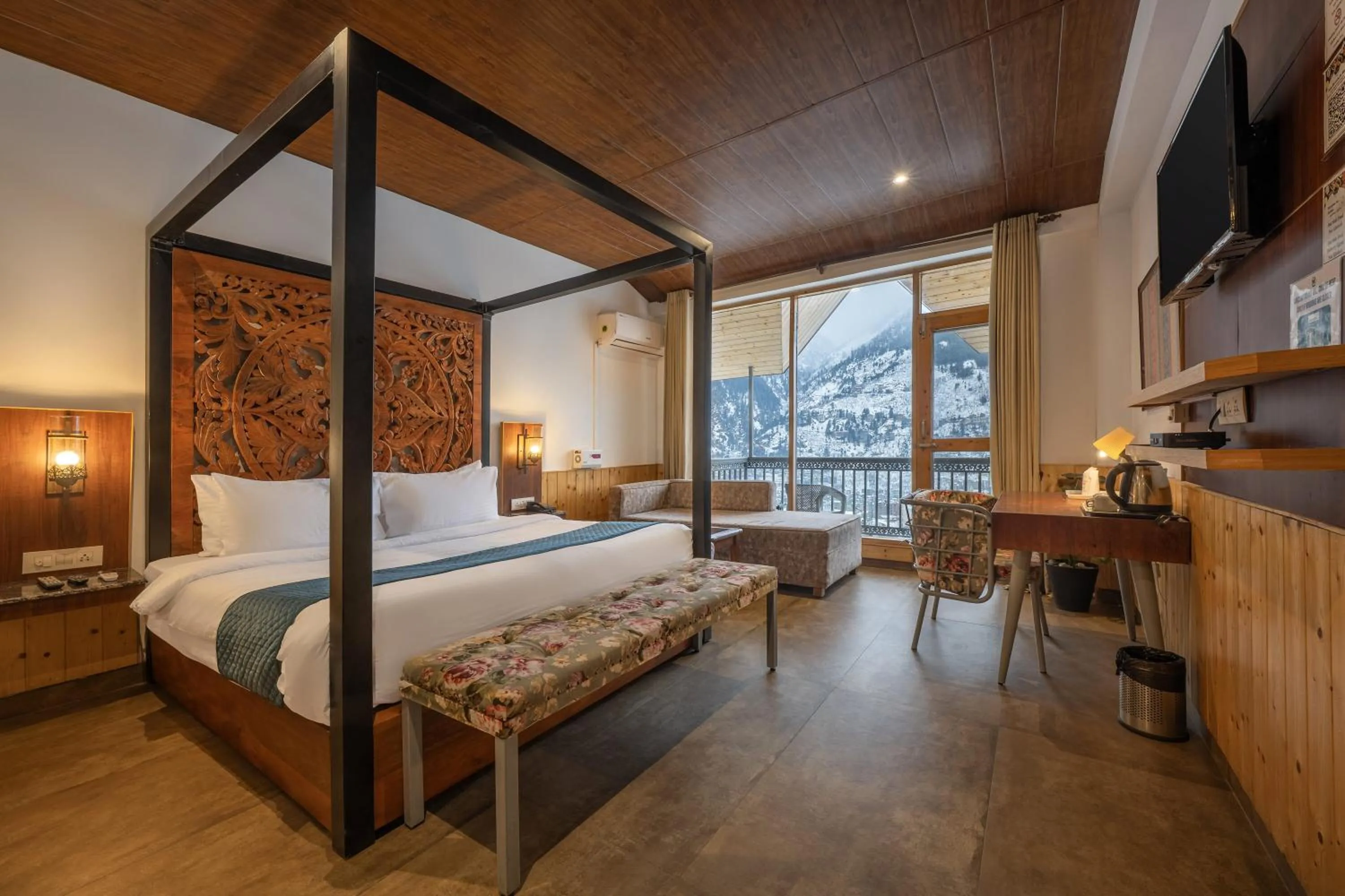 Bed in Echor Himalayan Heights Luxe Resort & Spa, Manali