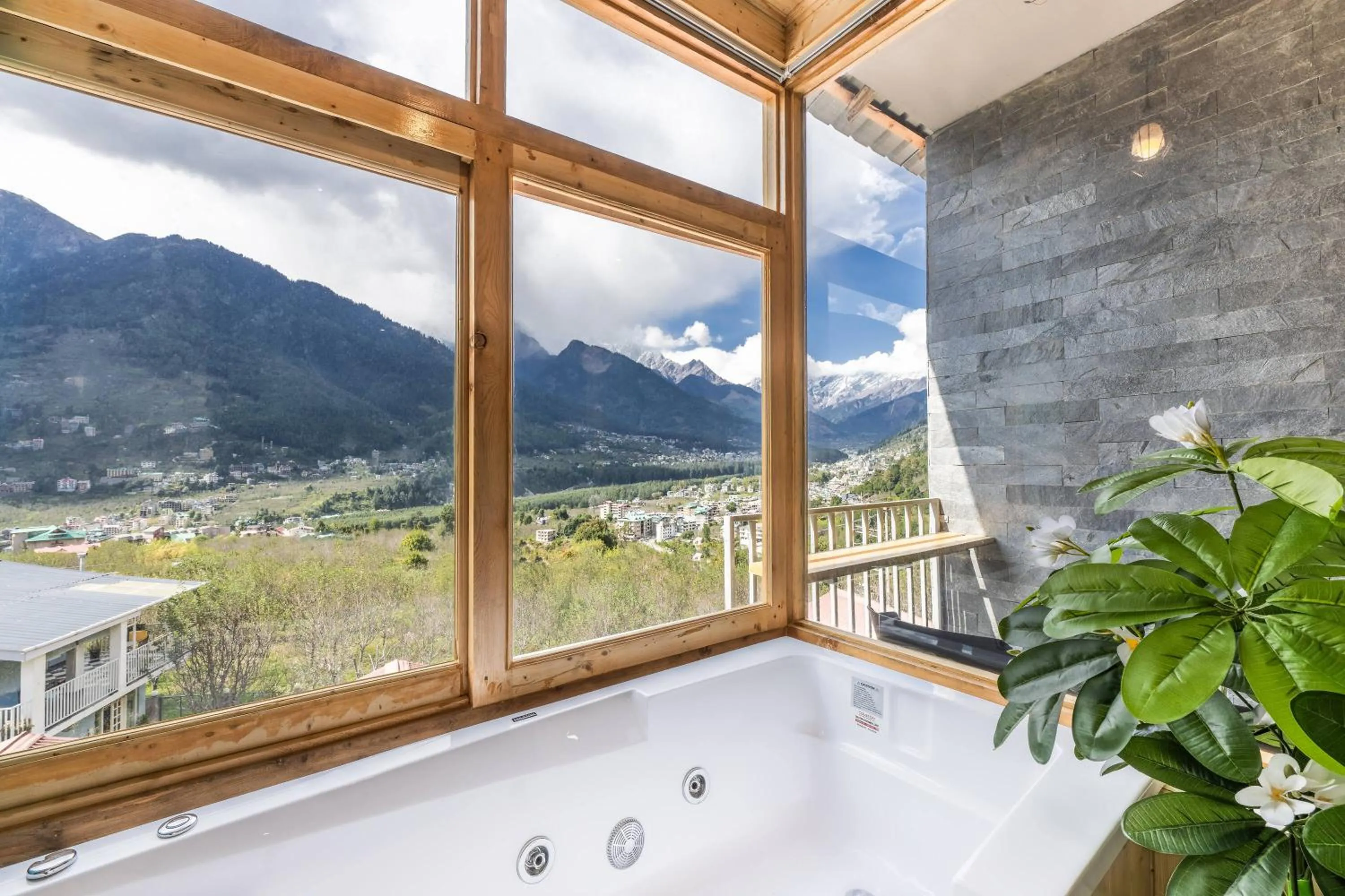 Mountain view in Echor Himalayan Heights Luxe Manali