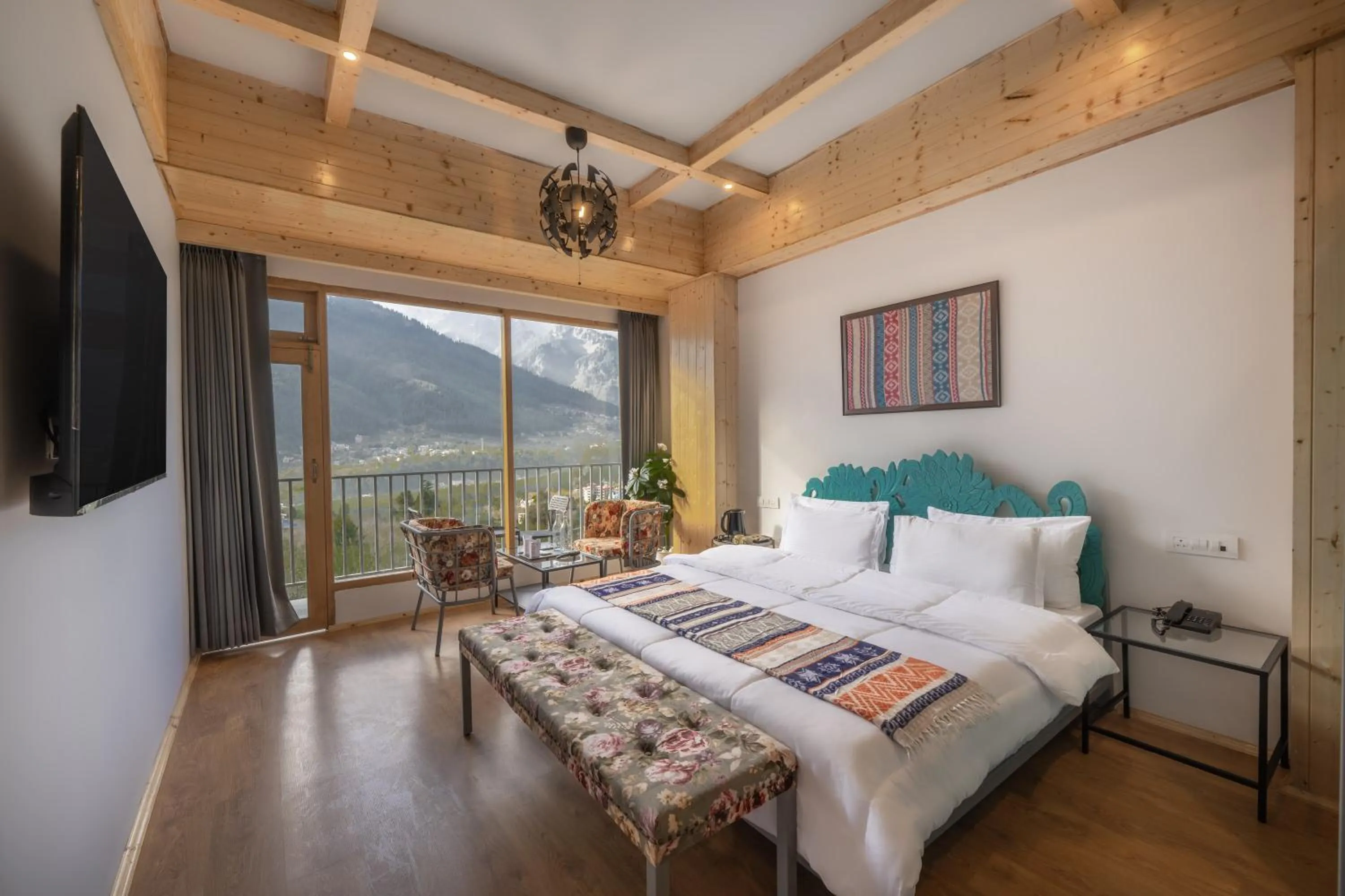 Photo of the whole room, Bed in Echor Himalayan Heights Luxe Manali