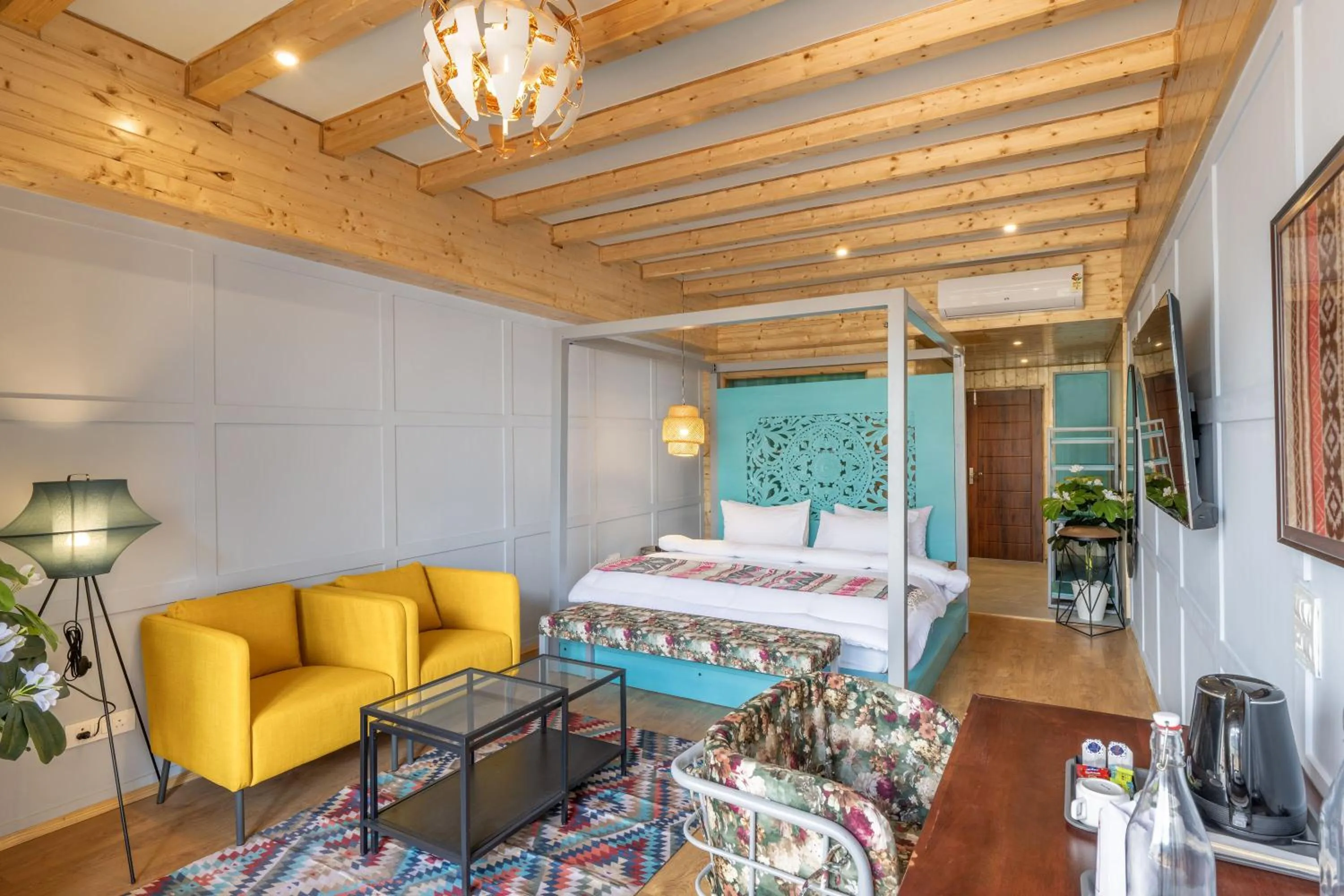 Photo of the whole room, Bed in Echor Himalayan Heights Luxe Manali