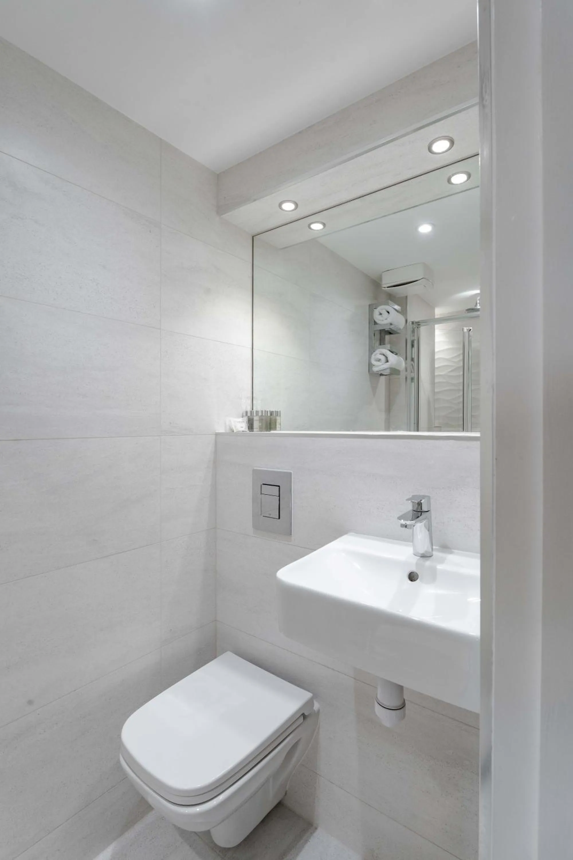 Bathroom in The Jade