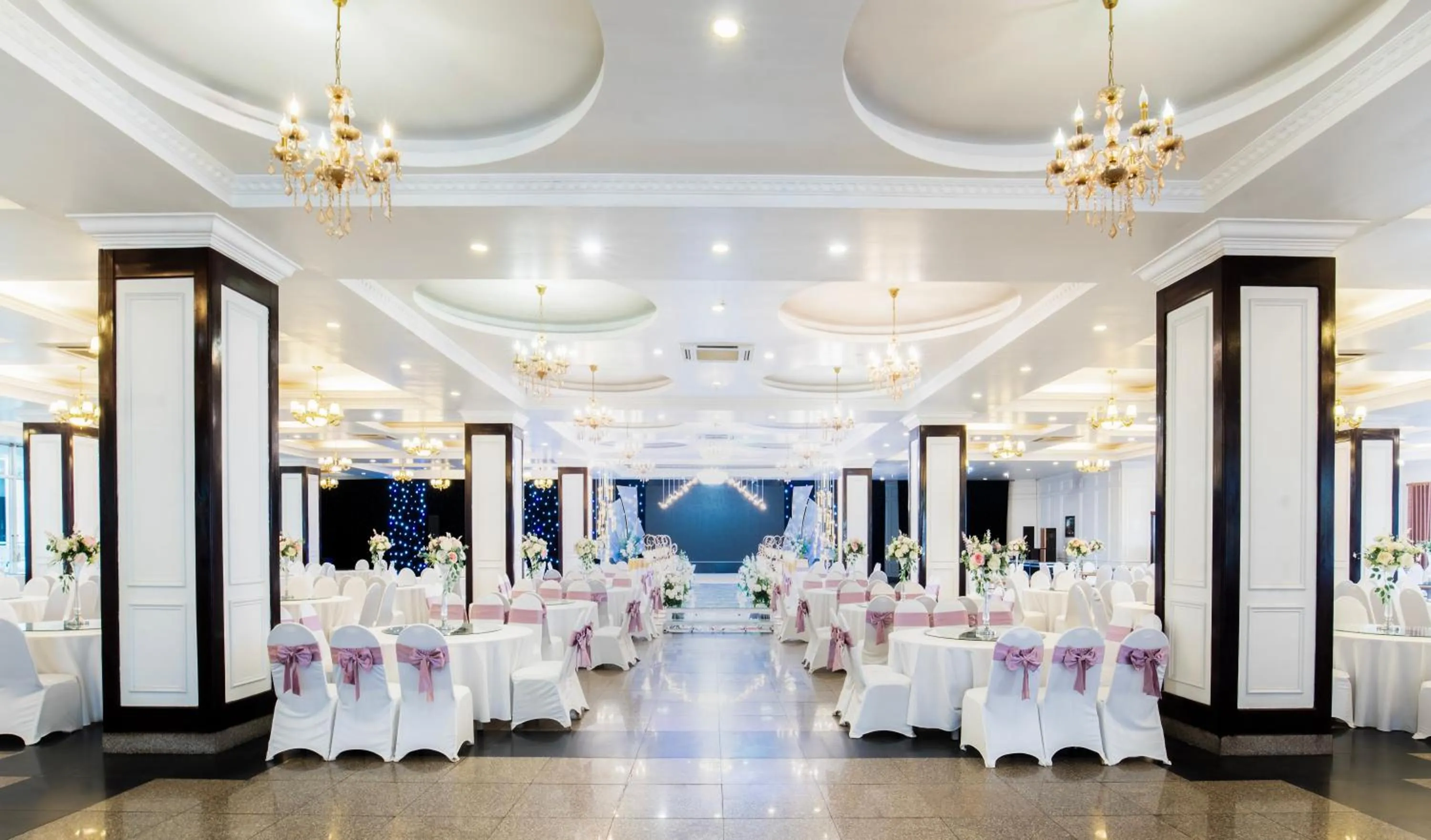 Restaurant/places to eat in MAY PLAZA HOTEL