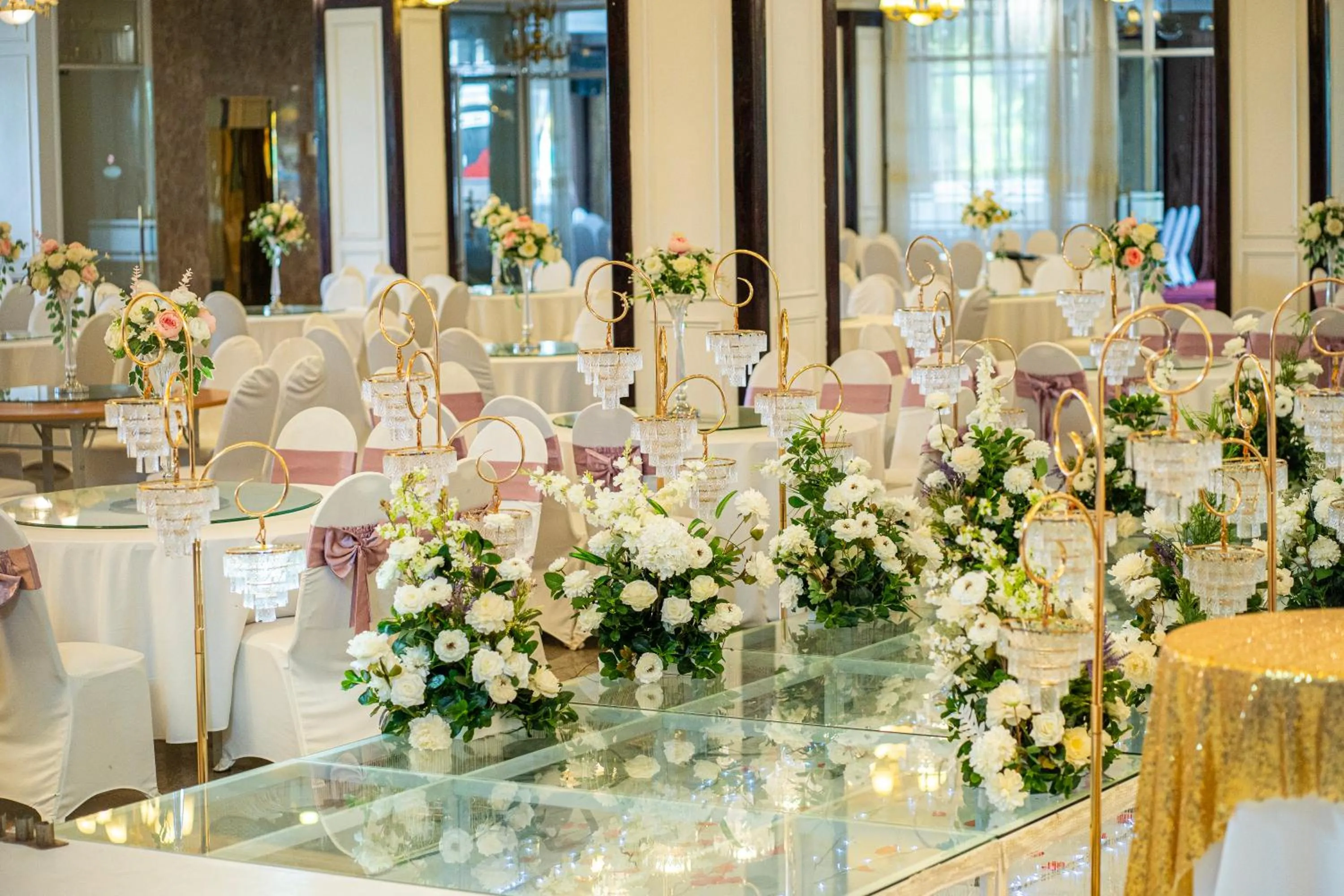 Restaurant/places to eat in MAY PLAZA HOTEL