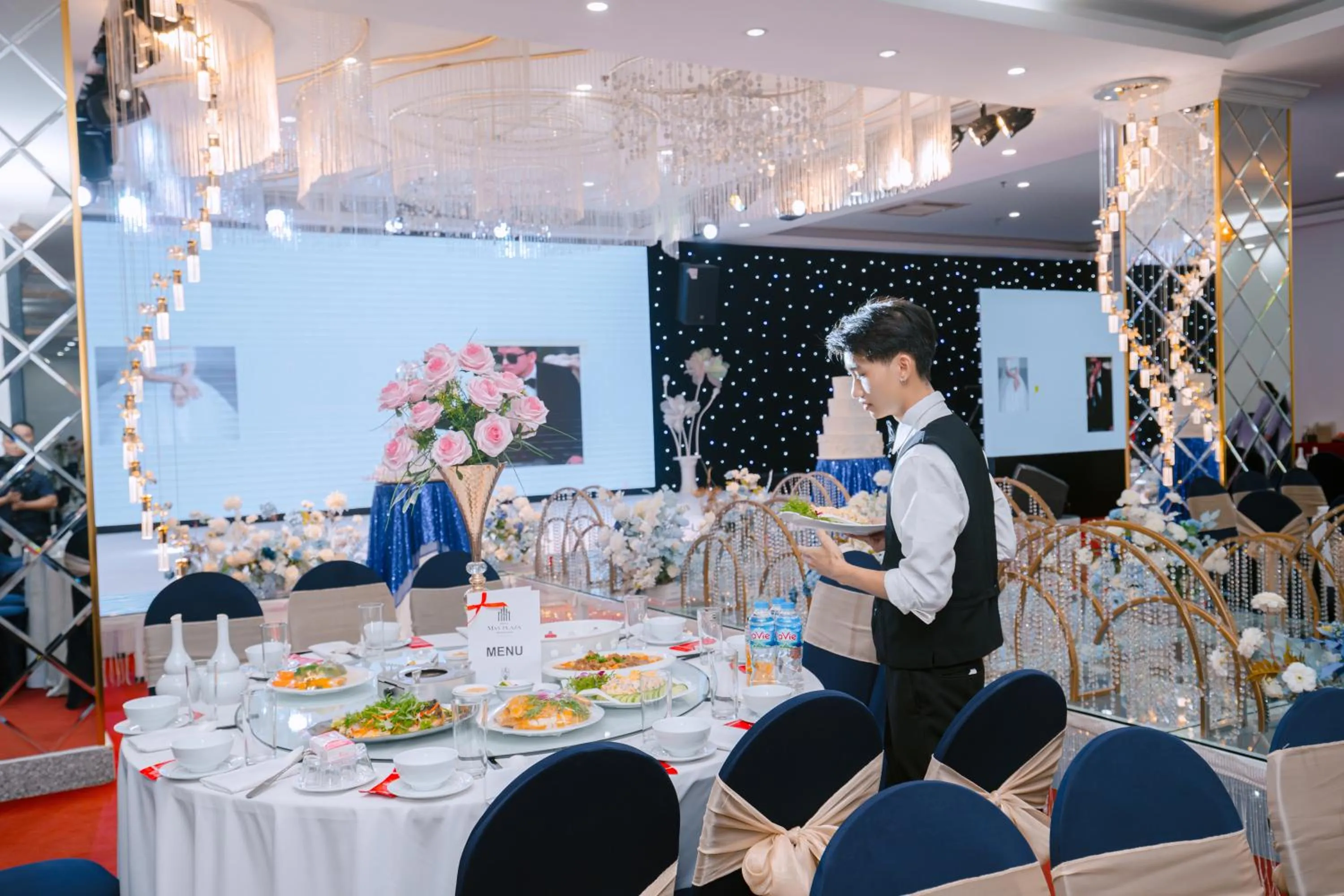 Restaurant/places to eat in MAY PLAZA HOTEL