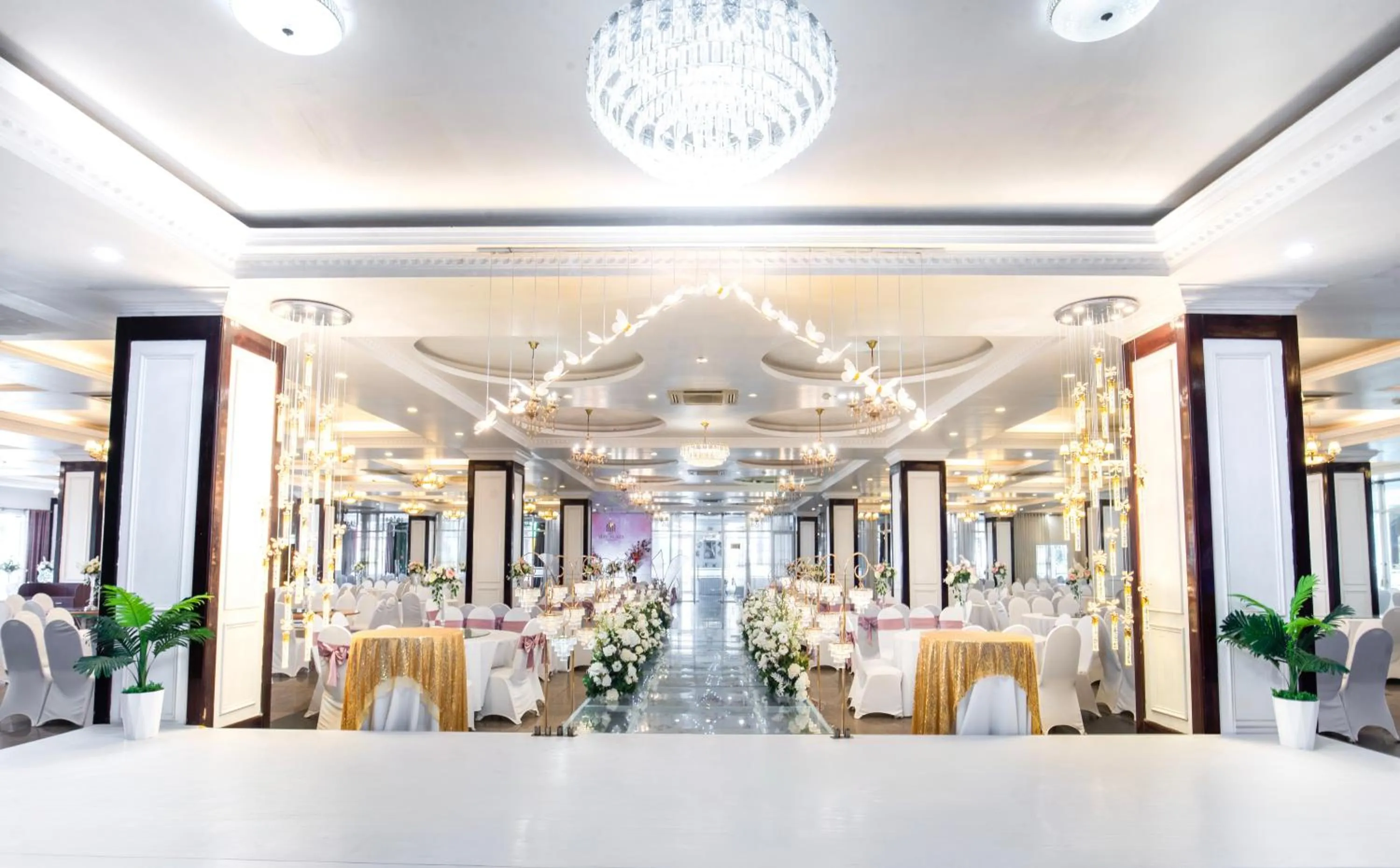 Restaurant/places to eat in MAY PLAZA HOTEL