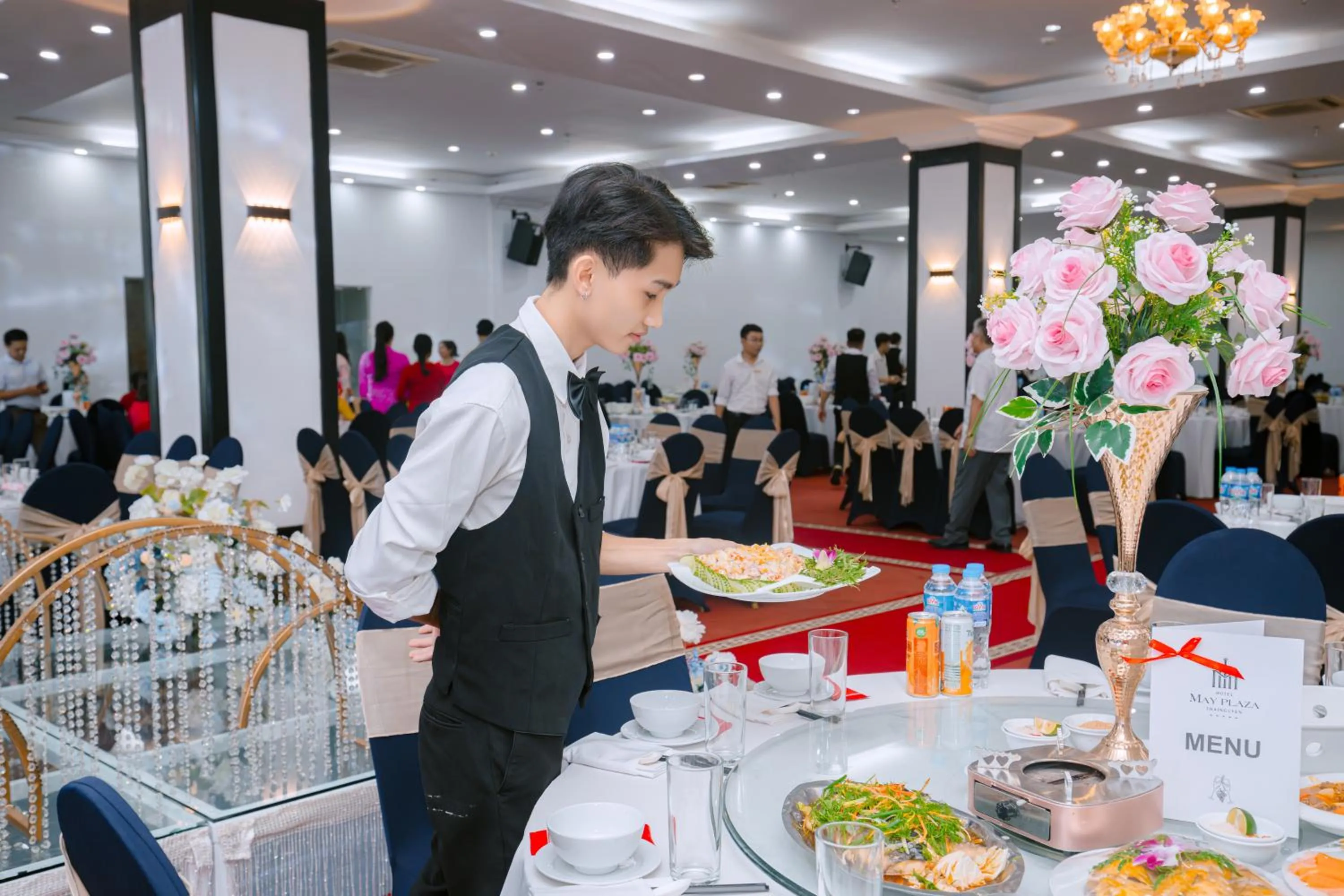 Restaurant/places to eat in MAY PLAZA HOTEL