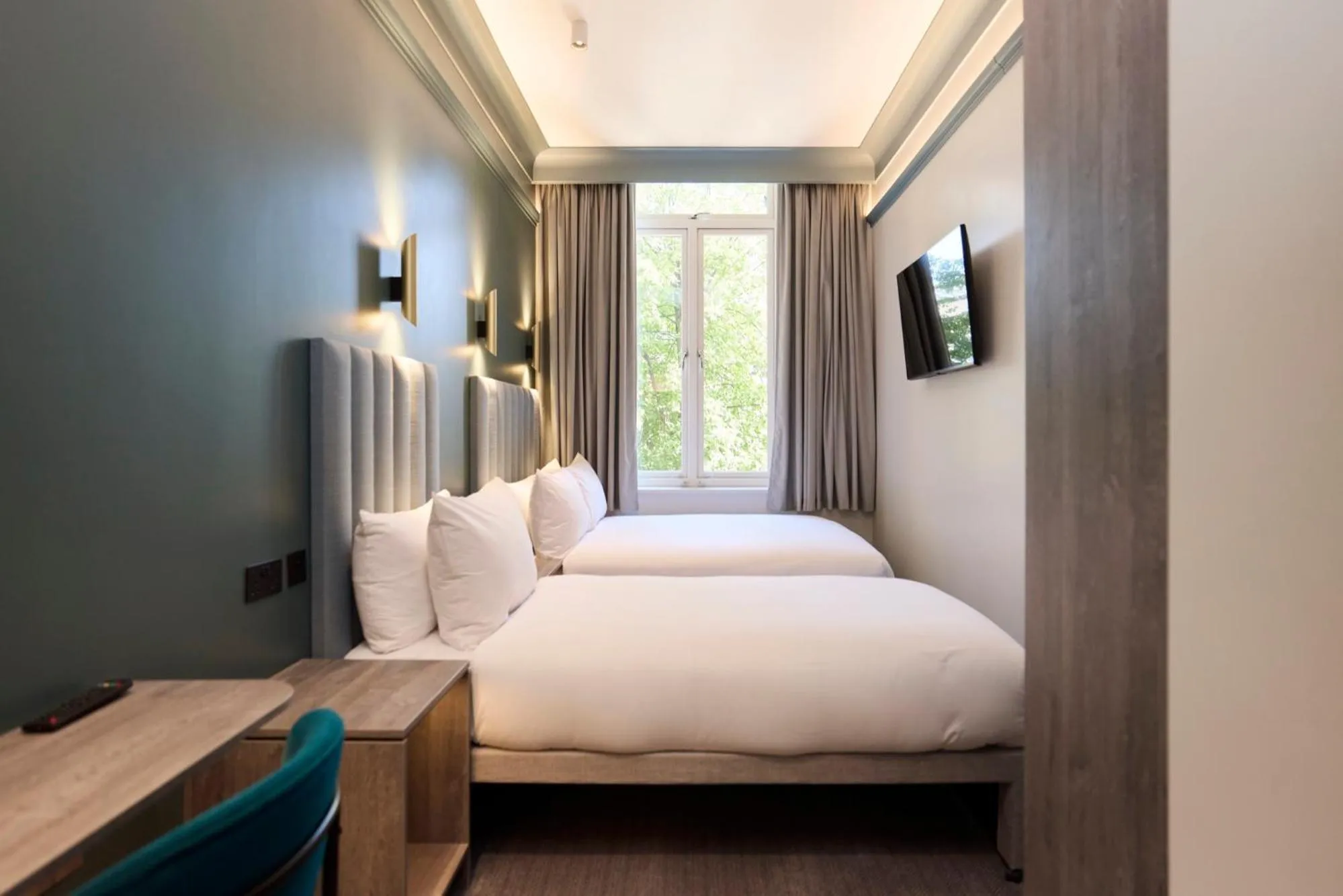 Bed in The Edwin Hotel