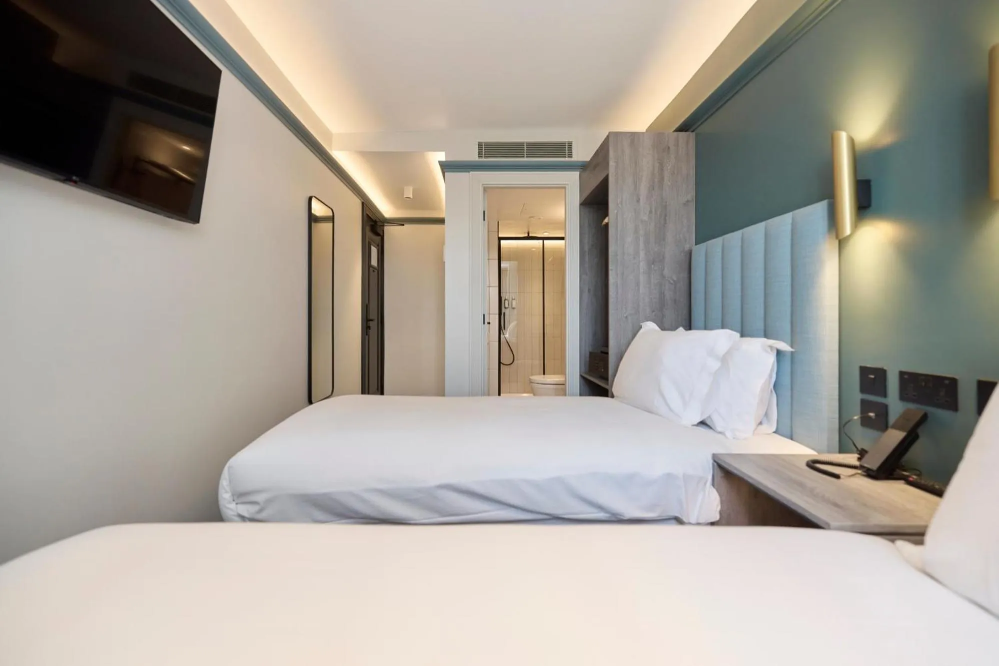 Bed in The Edwin Hotel