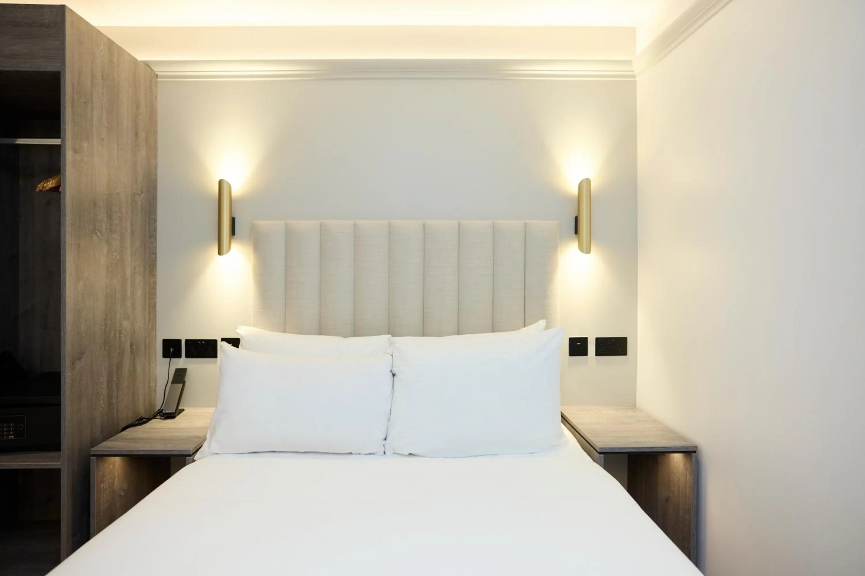 Bedroom, Bed in The Edwin Hotel