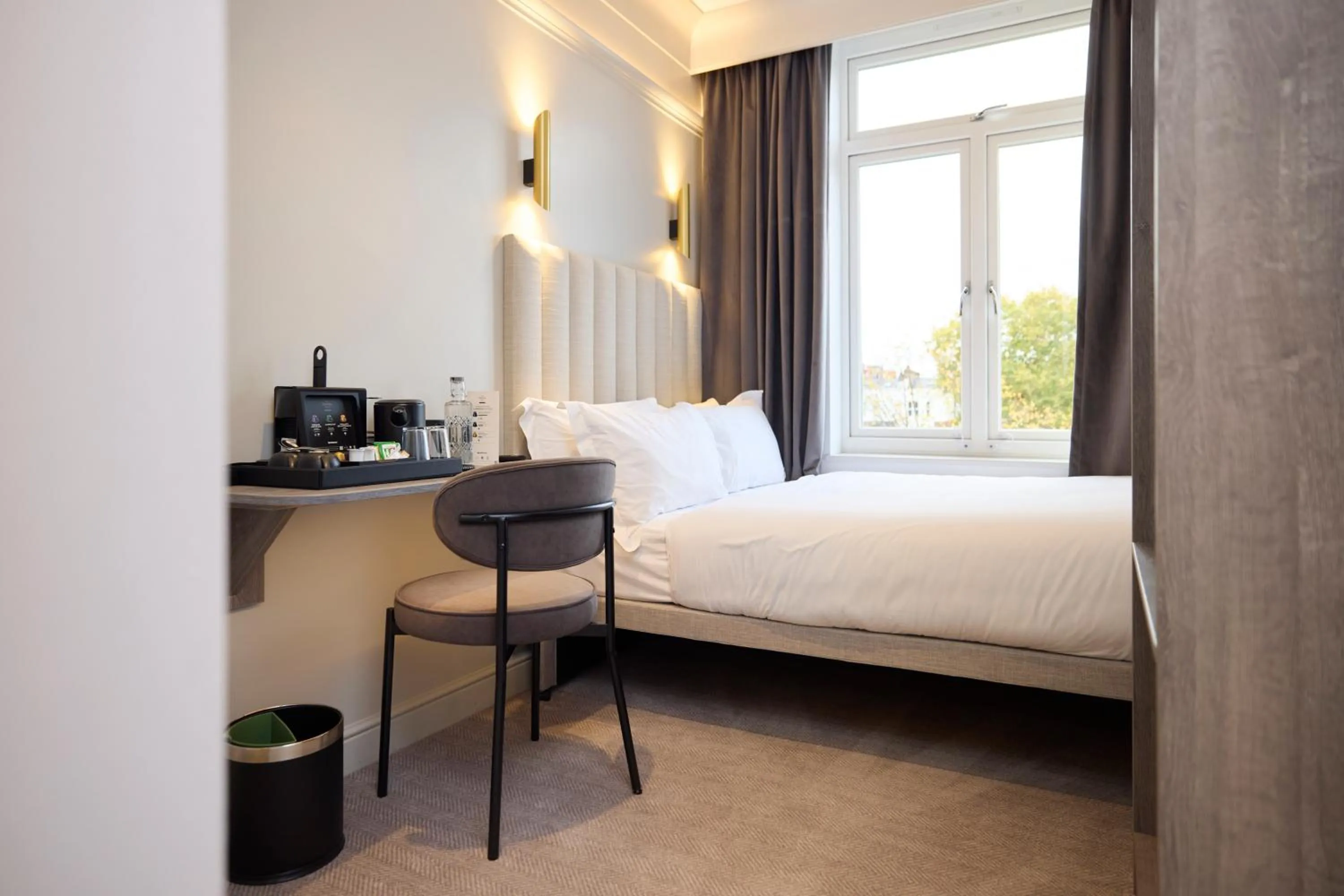 Bedroom, Bed in The Edwin Hotel