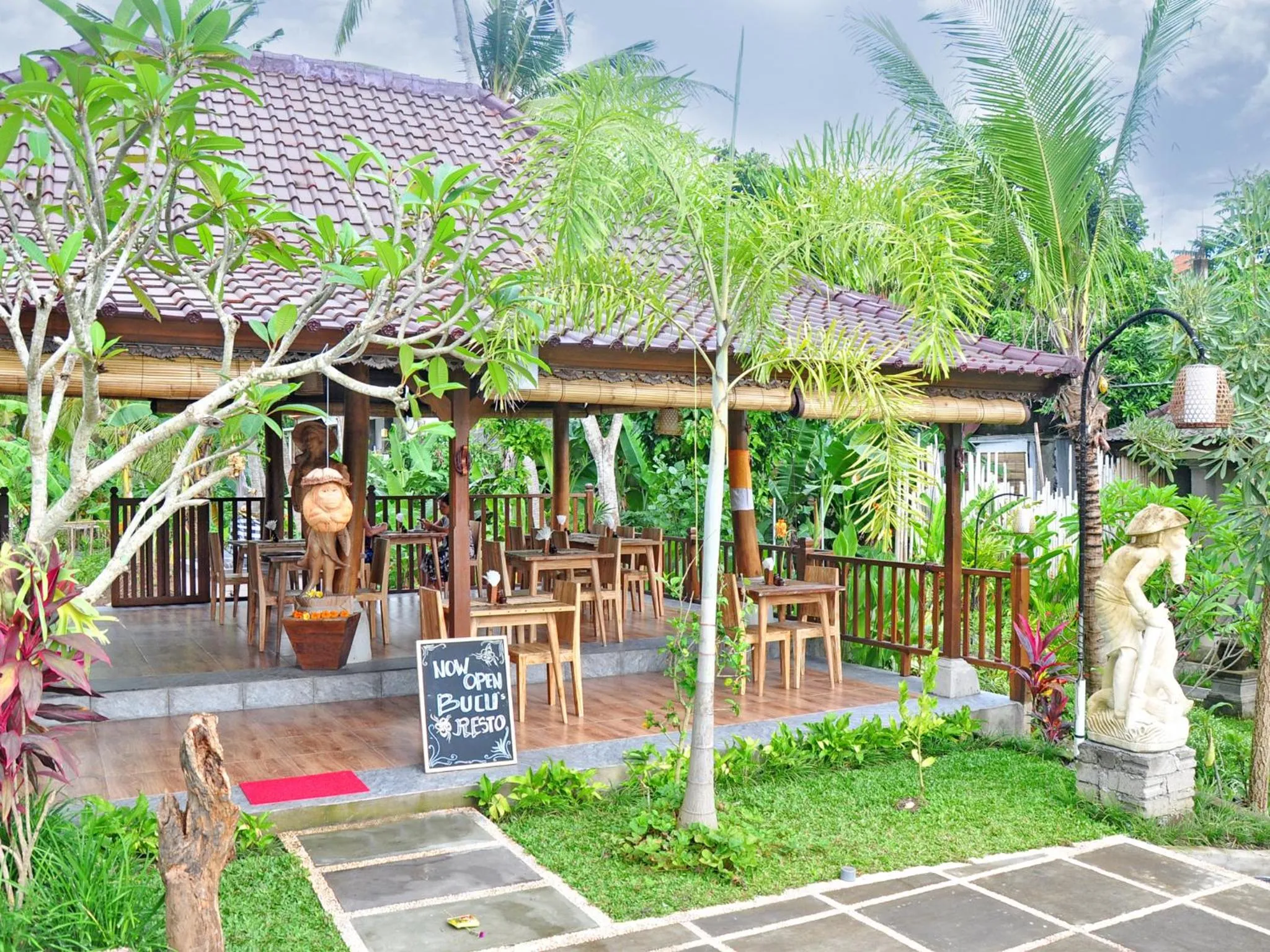 Restaurant/places to eat in Bucu Guest House
