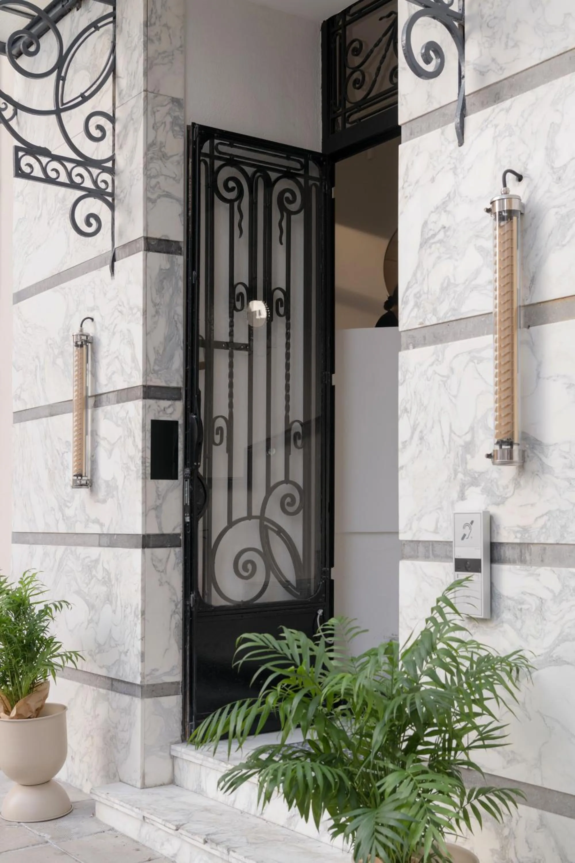 Facade/entrance in SLO Hostel Nice