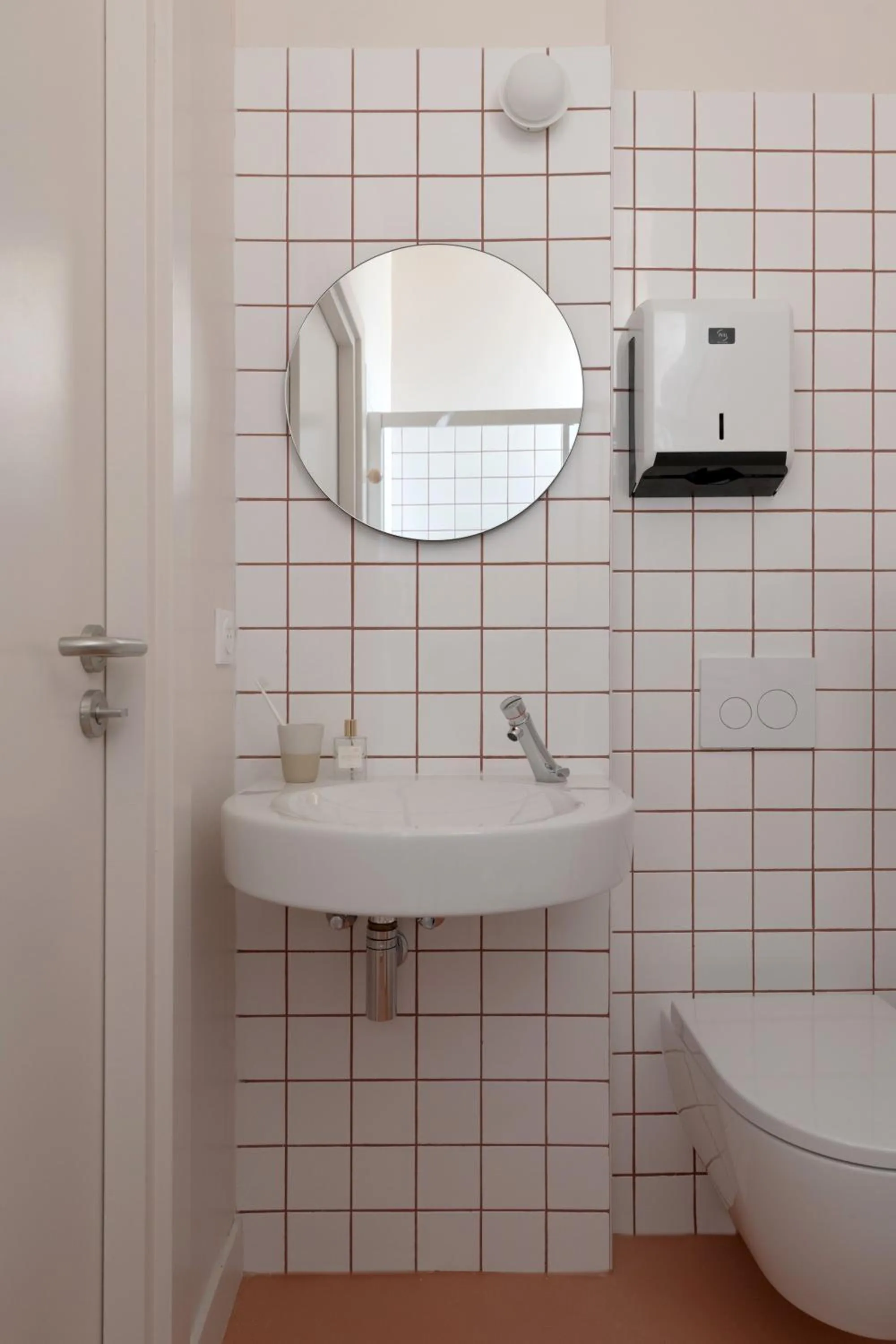 Toilet in SLO Hostel Nice