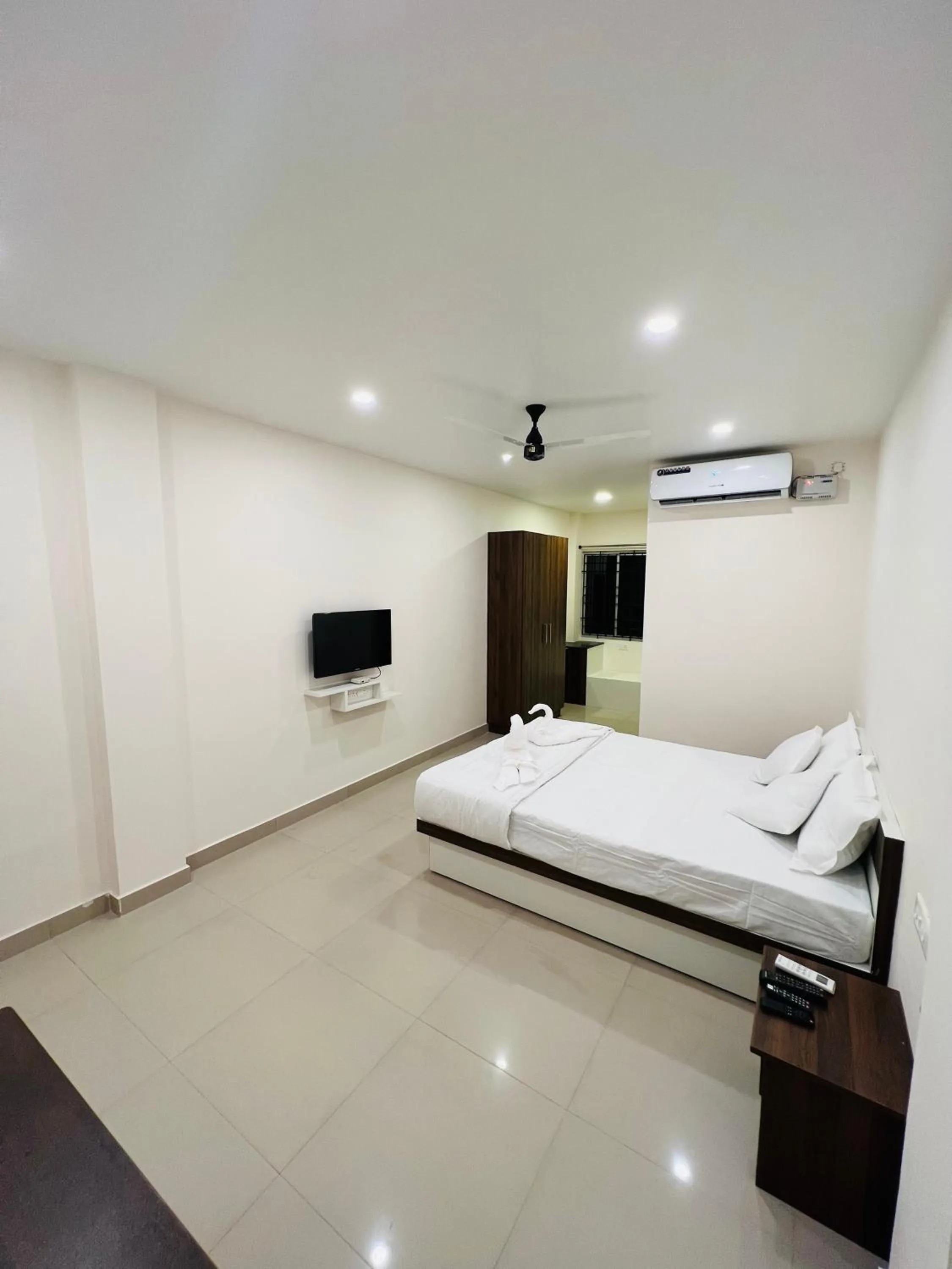 Bed in Heres Haut Residency