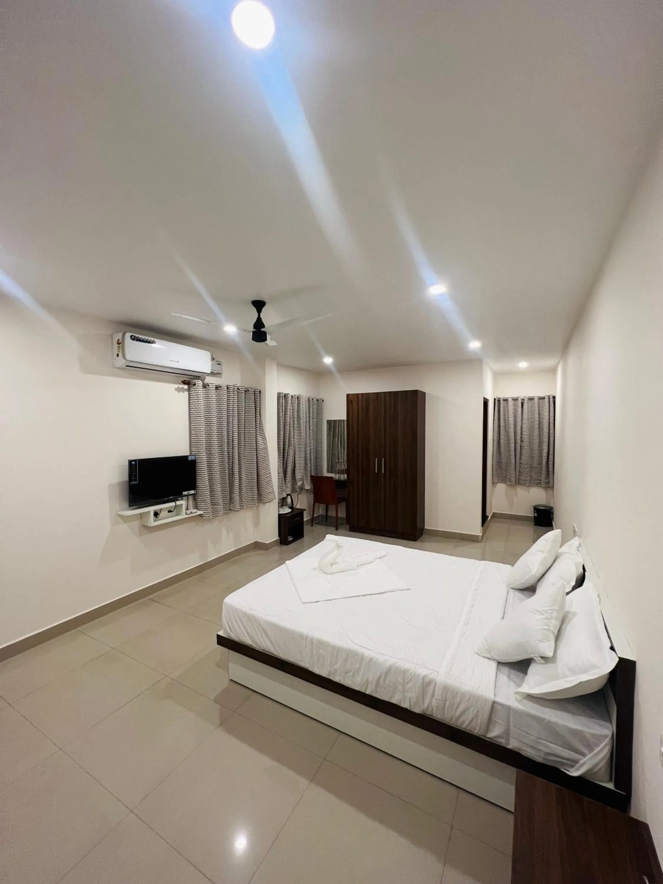 Bed in Heres Haut Residency