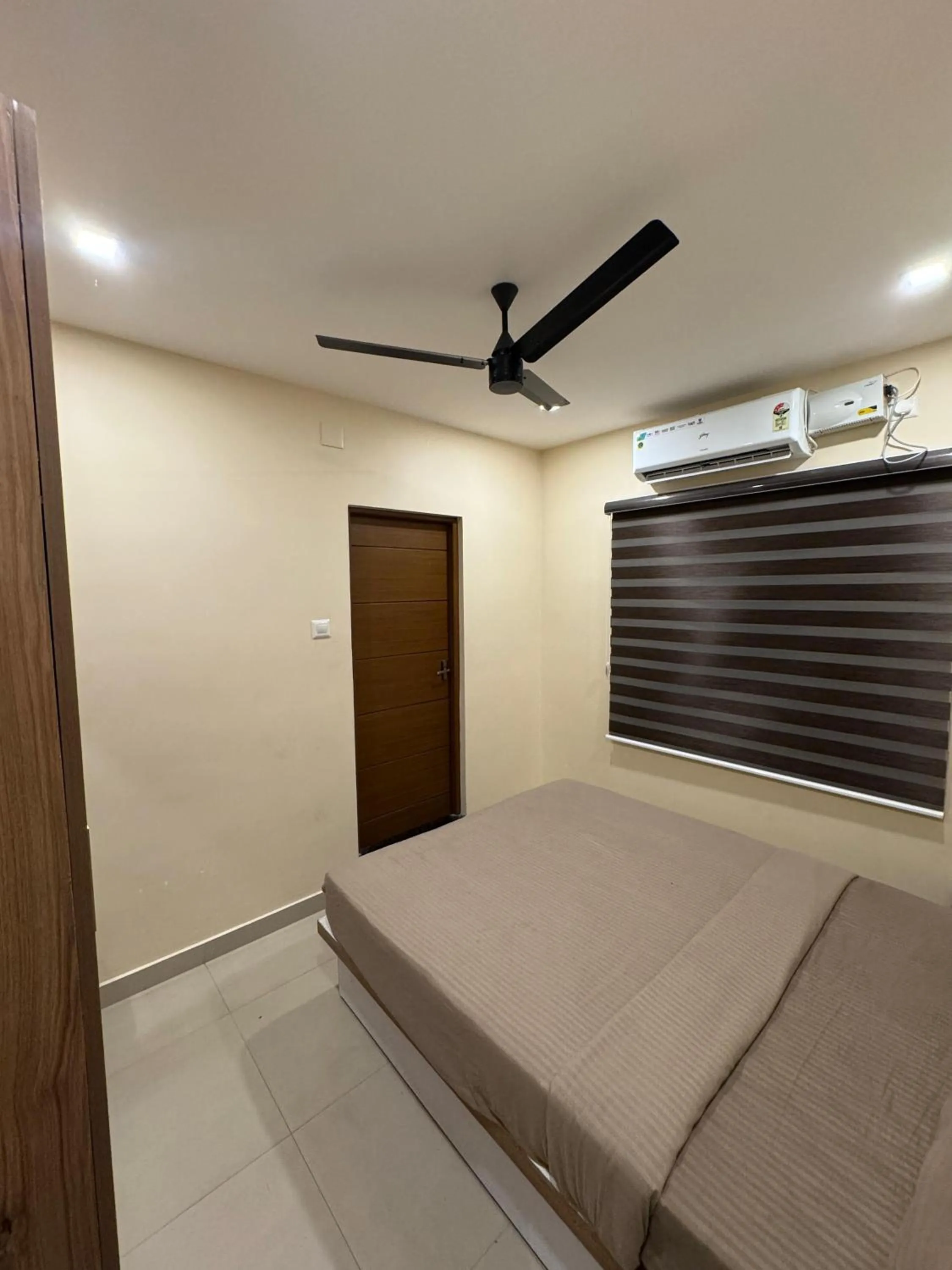 Bed in Heres Haut Residency