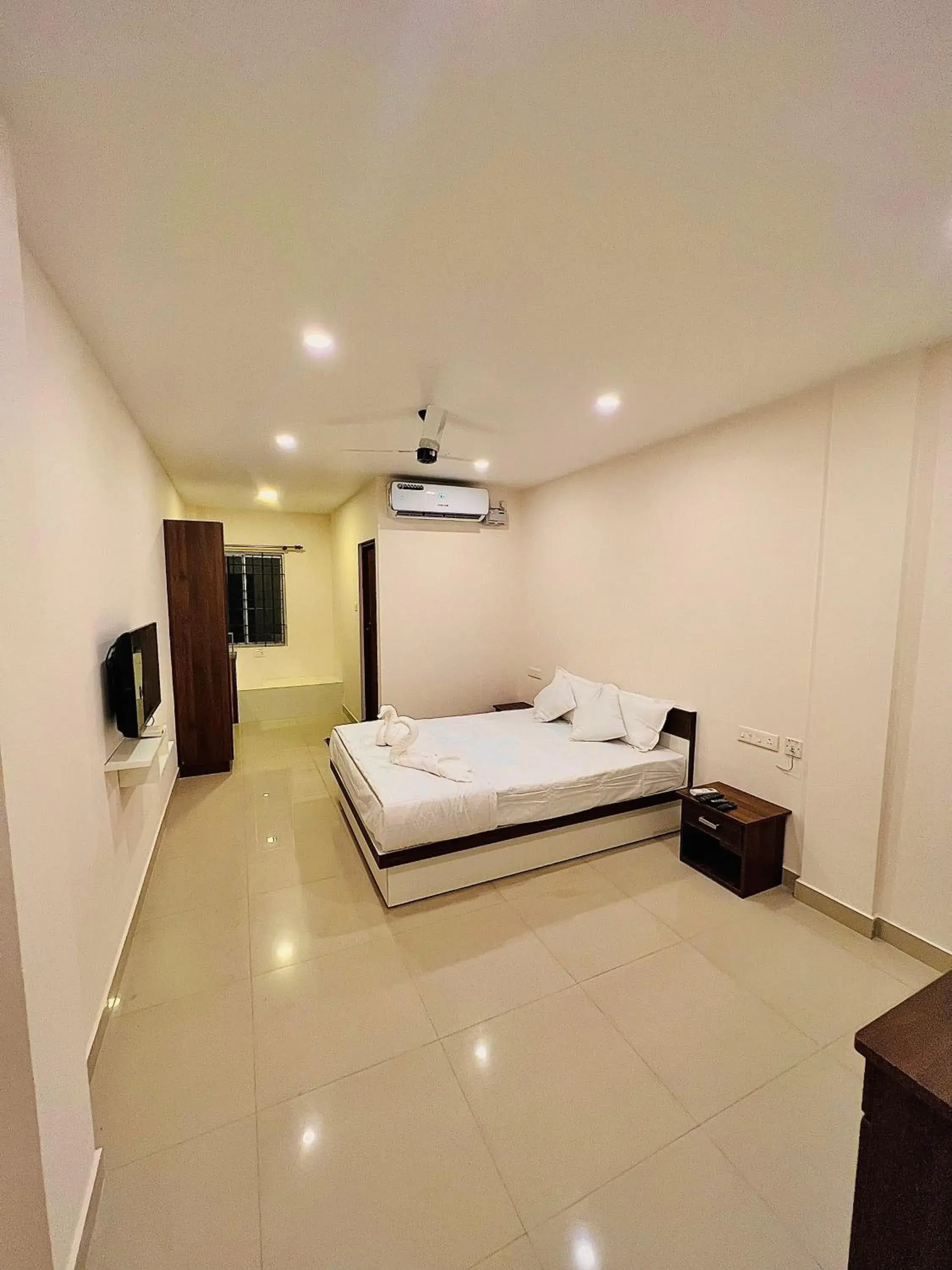 Deluxe Queen Room - single occupancy in Heres Haut Residency Deluxe Queen Room - single occupancy in Heres Haut Residency