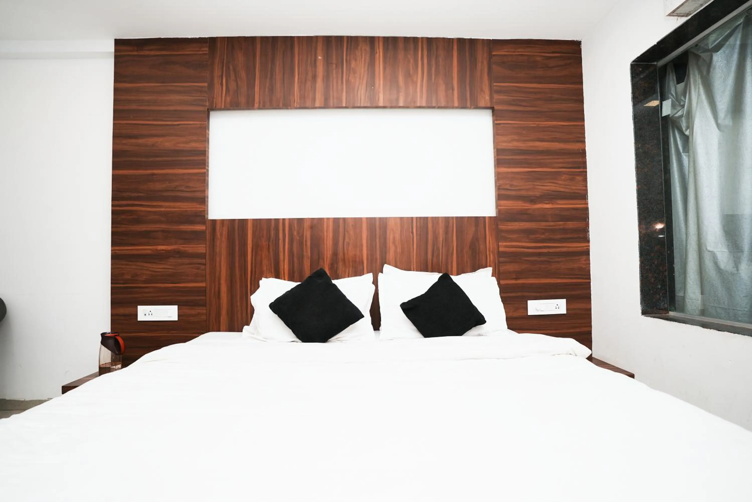 Bed in Hotel Sai Executive Near Holy Cross Church Mahabaleshwar