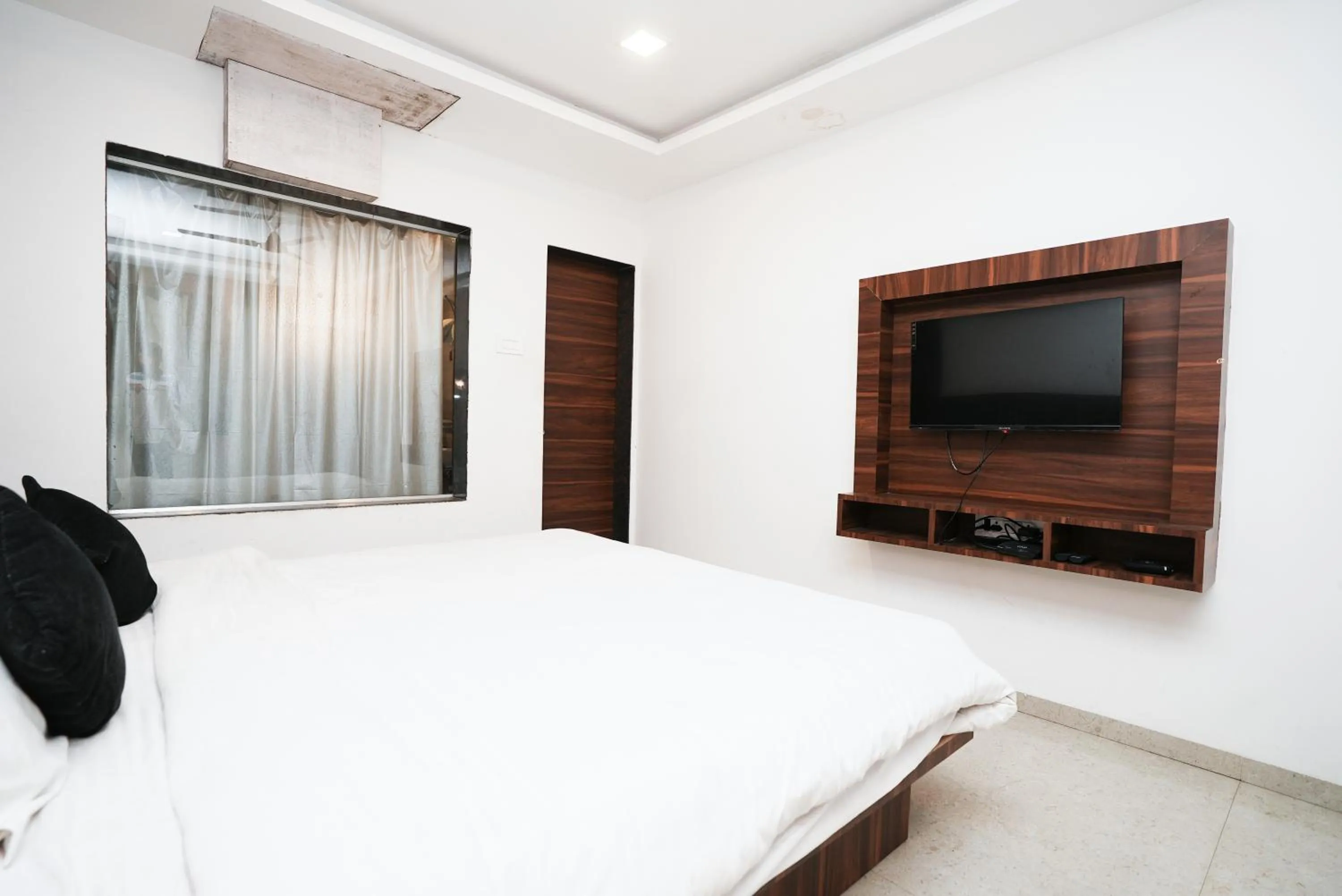 Bed in Hotel Sai Executive Near Holy Cross Church Mahabaleshwar