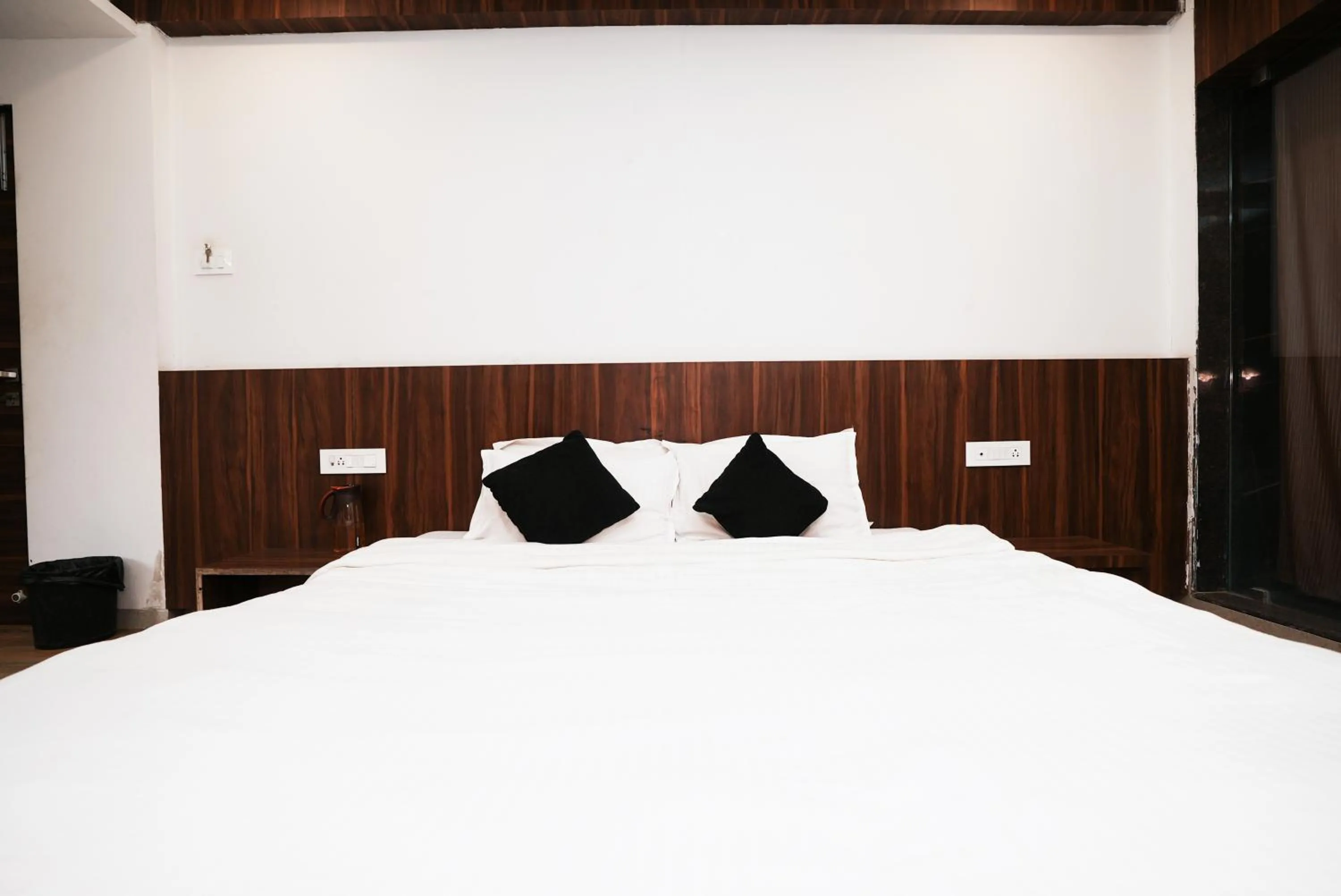 Bed in Hotel Sai Executive Near Holy Cross Church Mahabaleshwar