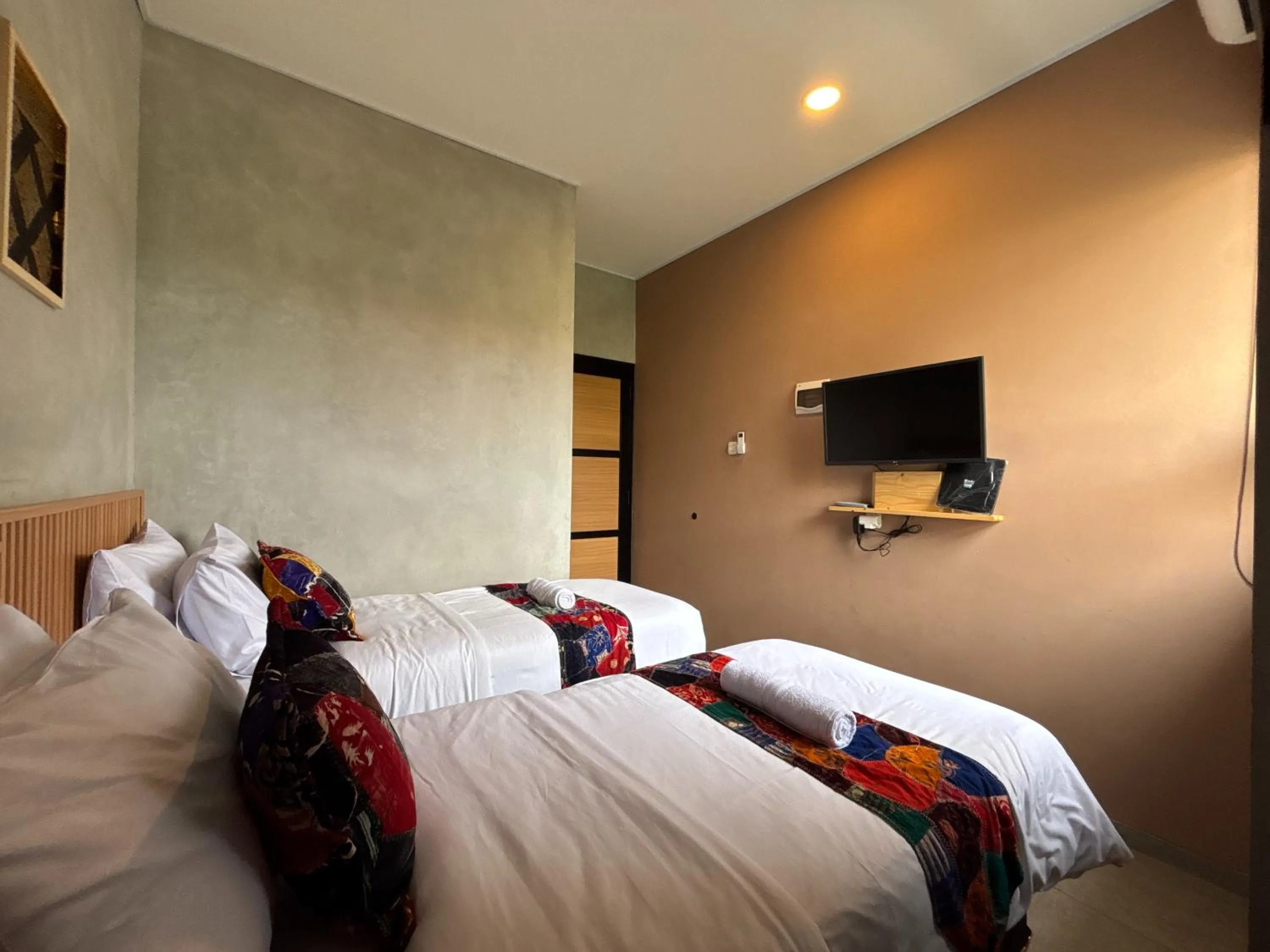 Bed in The Cluster Harris