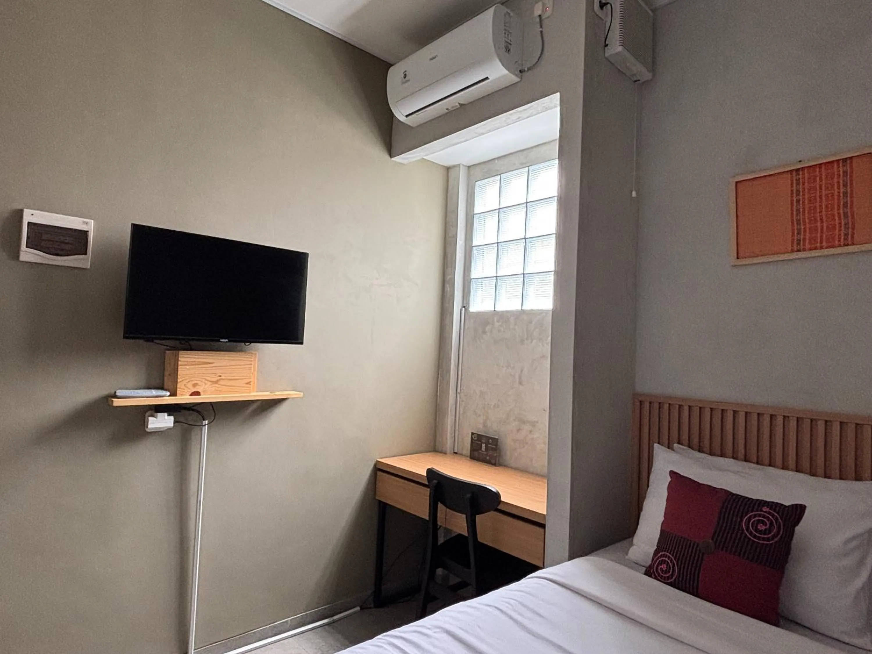 Bed in The Cluster Harris