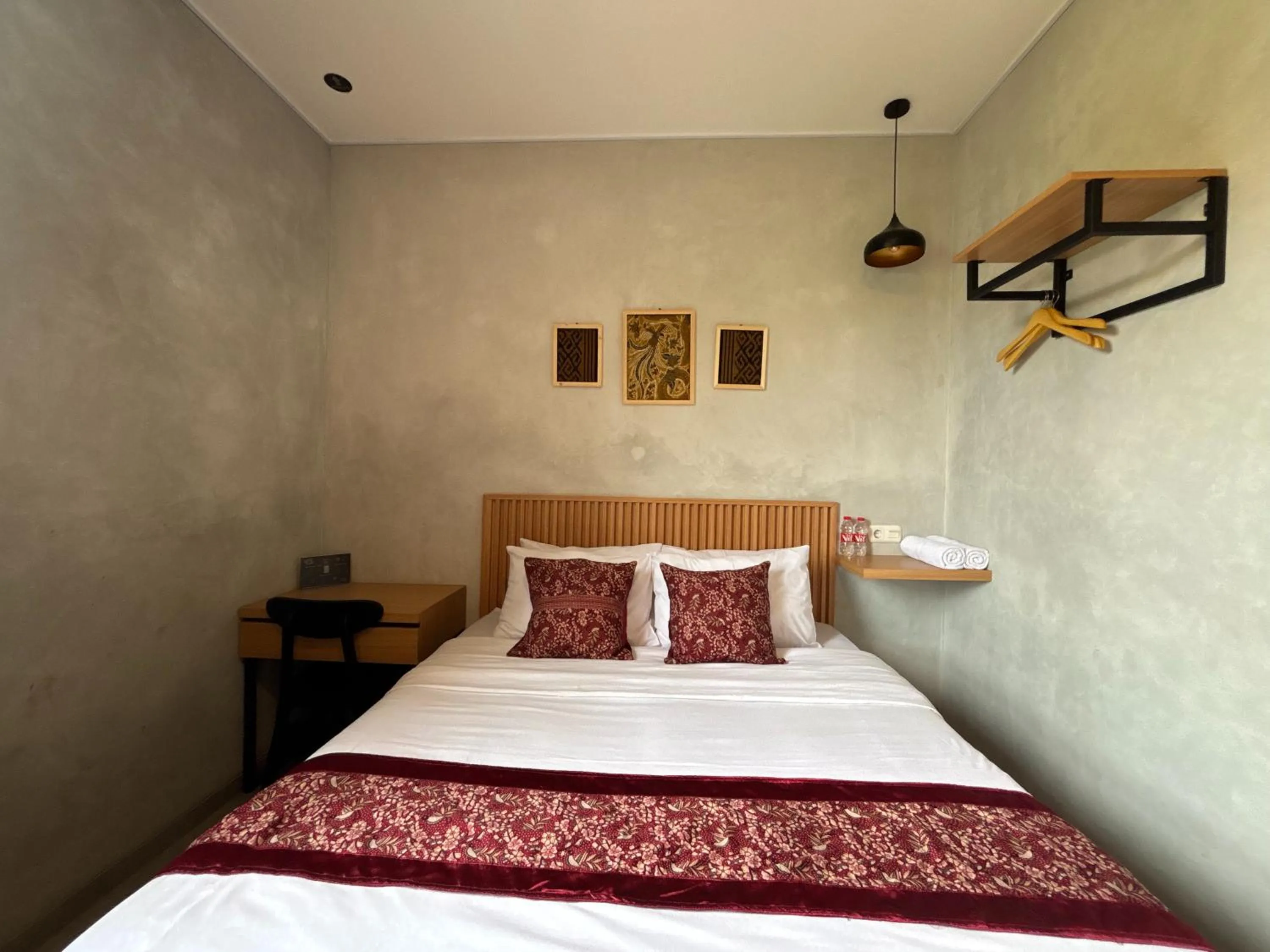 Bed in The Cluster Harris