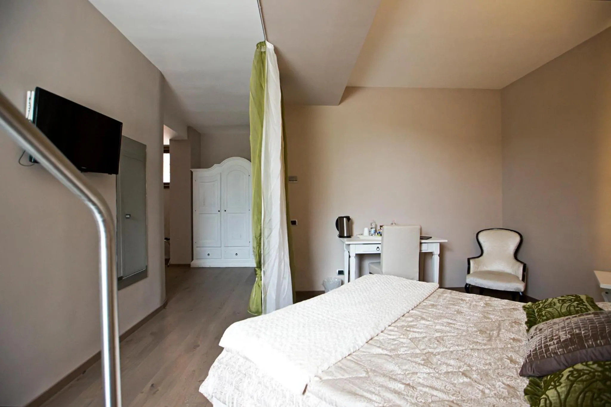 Property building, Bed in Hotel Tiro a Volo