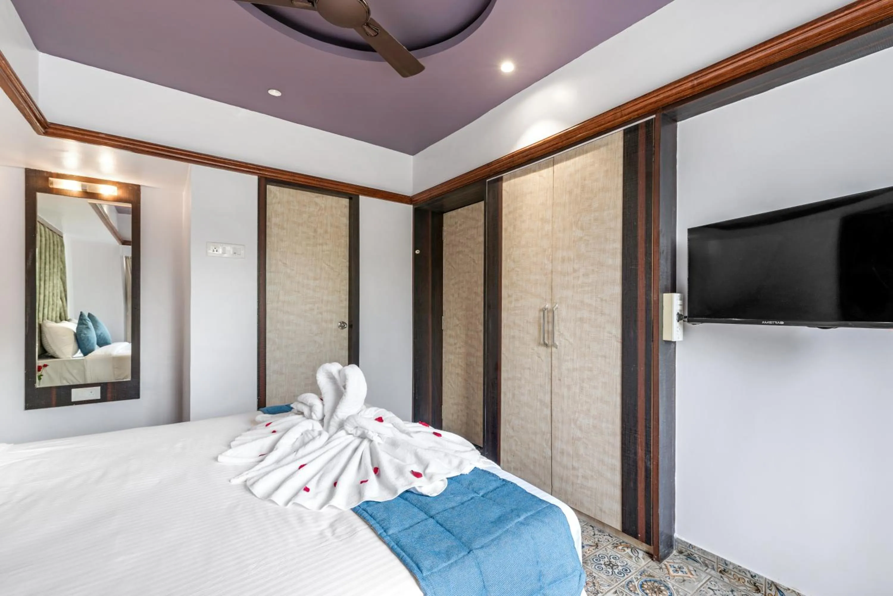 Bedroom, Bed in Emerald Retreat