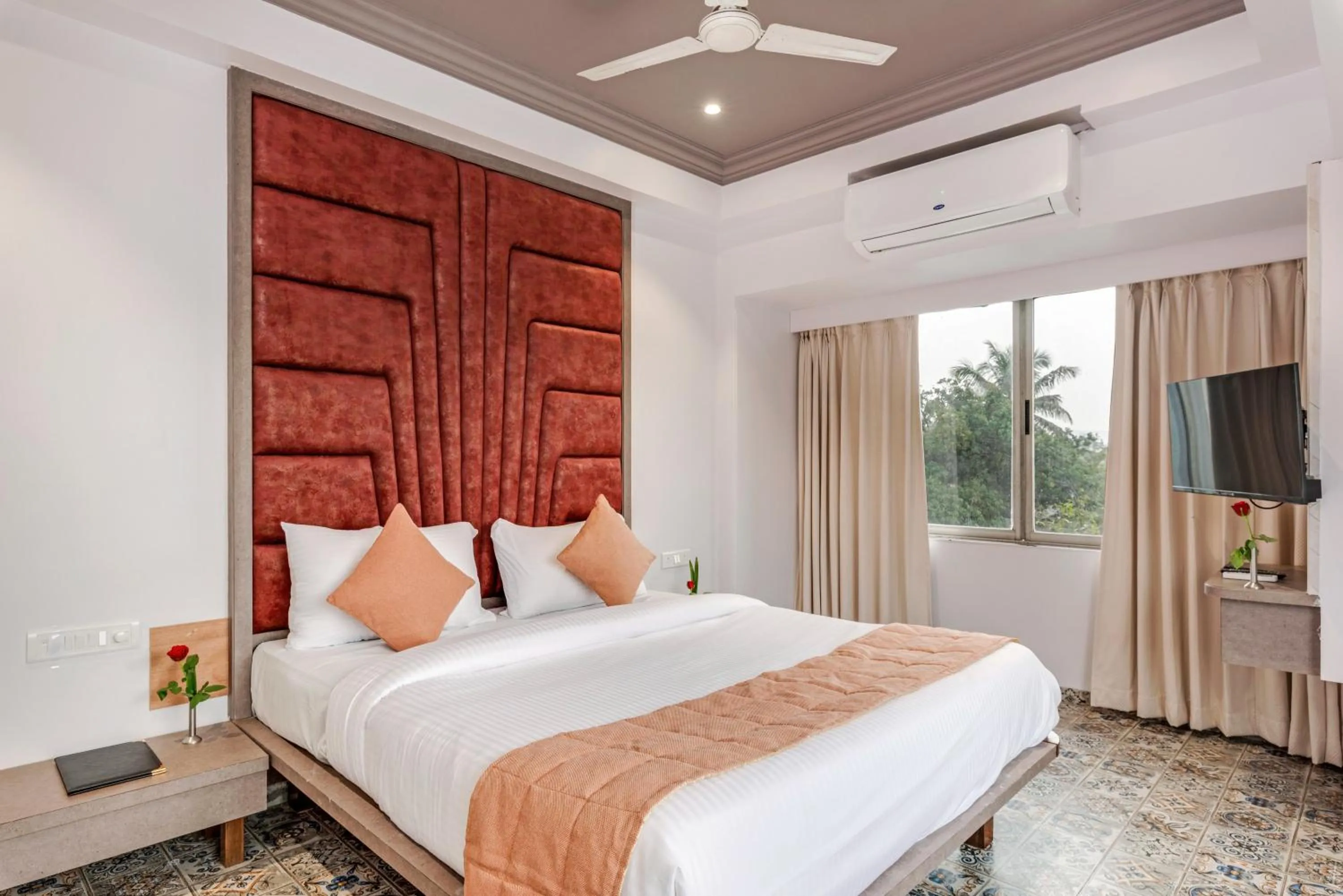 Bedroom, Bed in Emerald Retreat