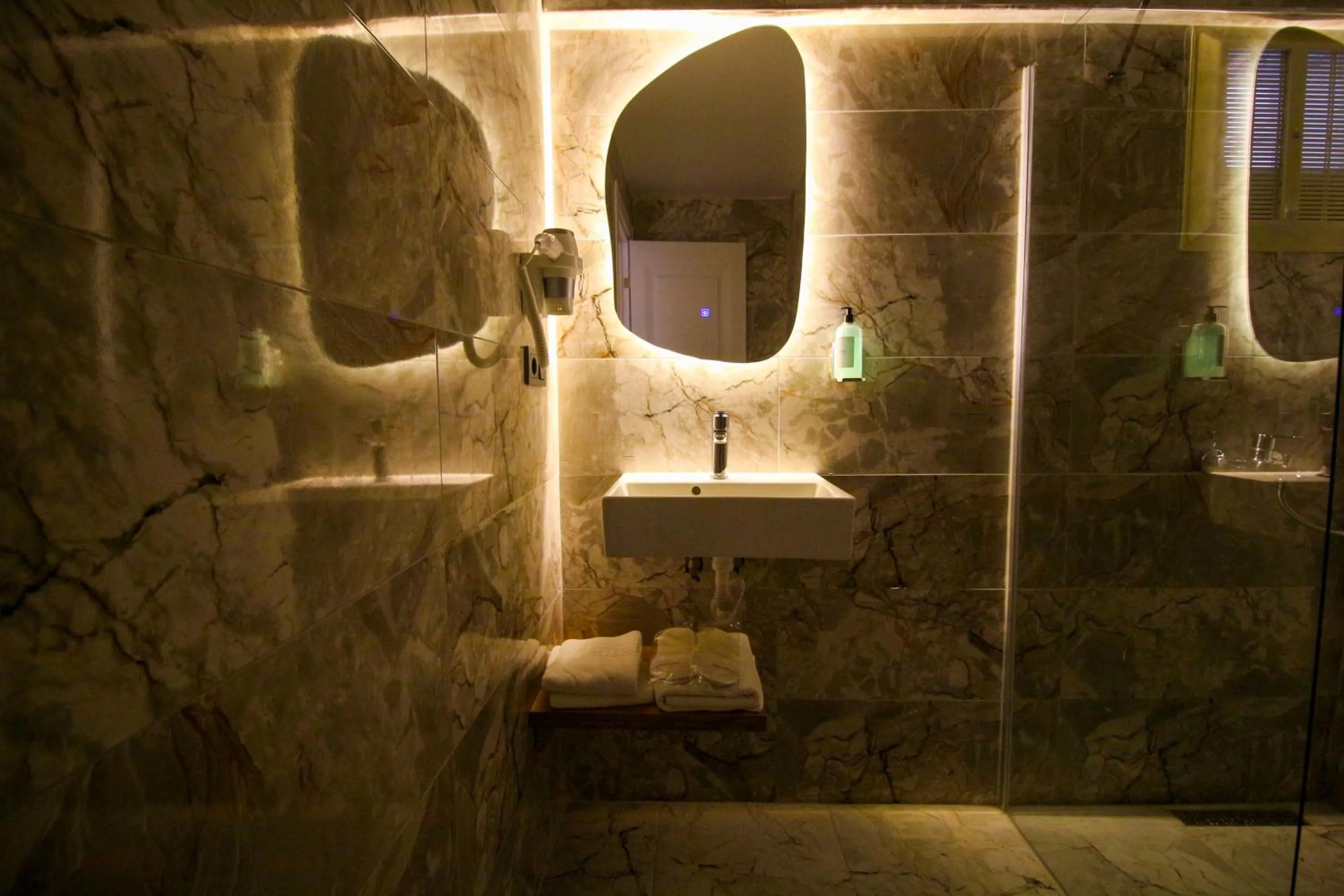 Shower in Kaya Hotel SAW