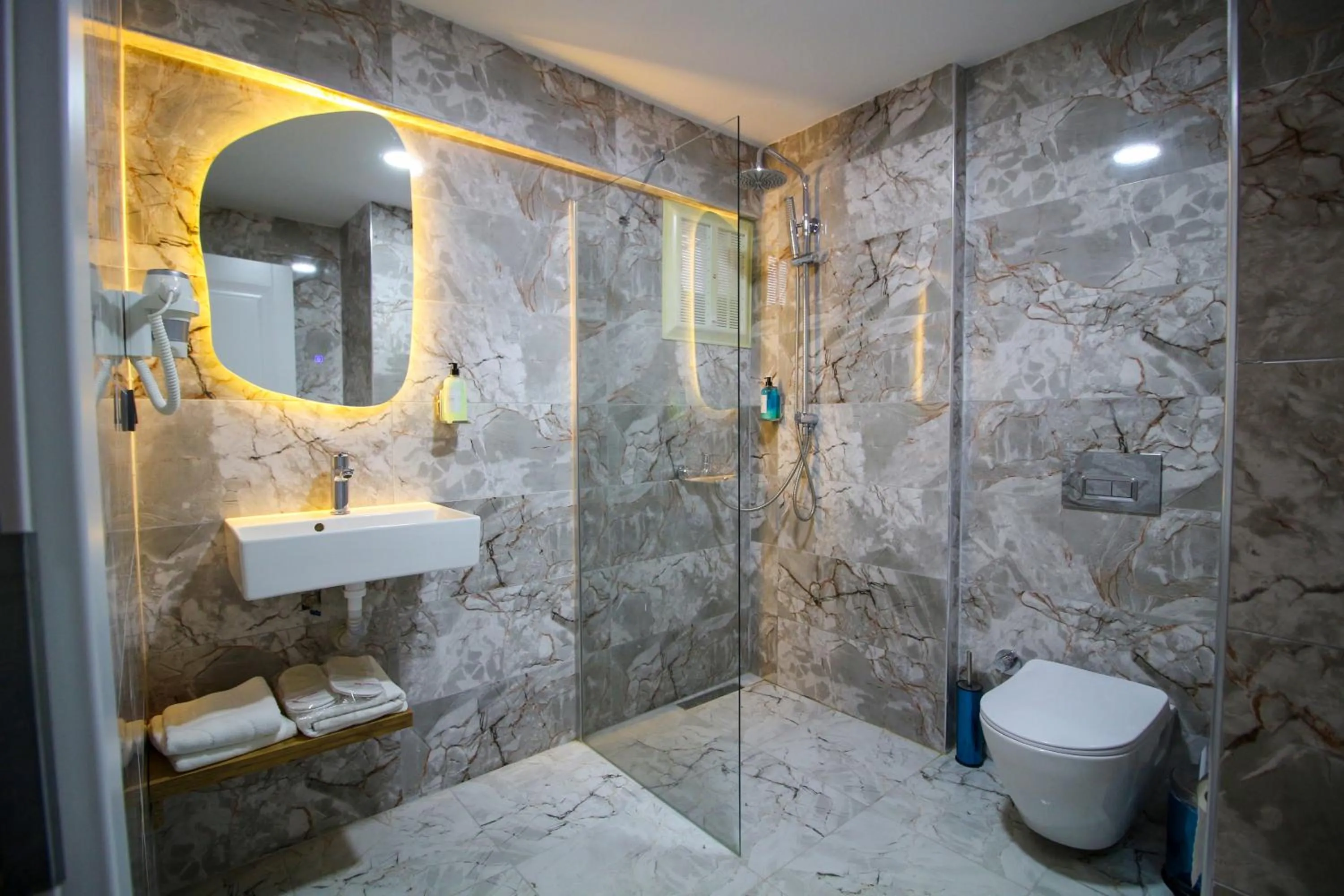 Shower in Kaya Hotel SAW