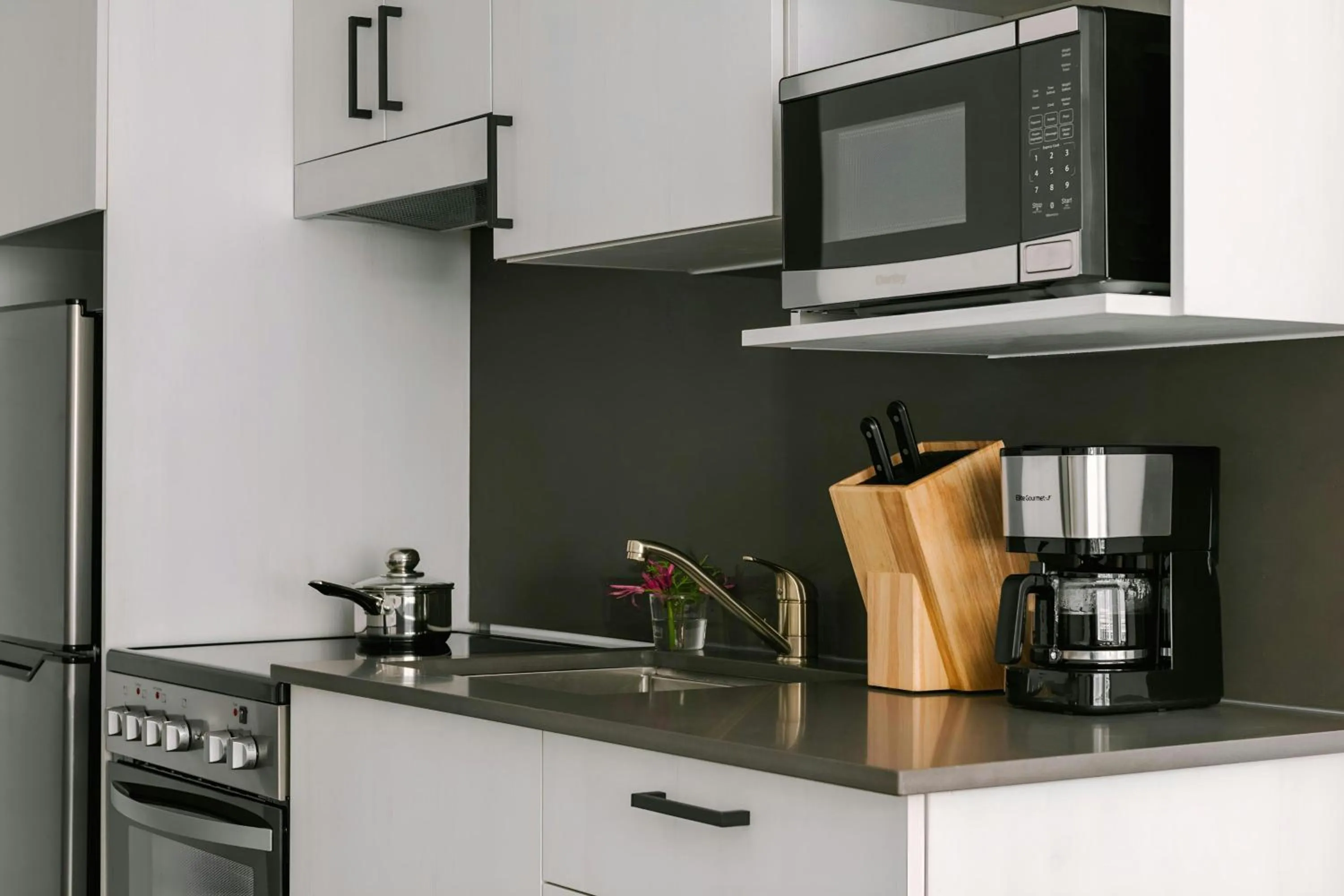 Kitchen or kitchenette in Sonder by Marriott Bonvoy Arlo Apartments Downtown