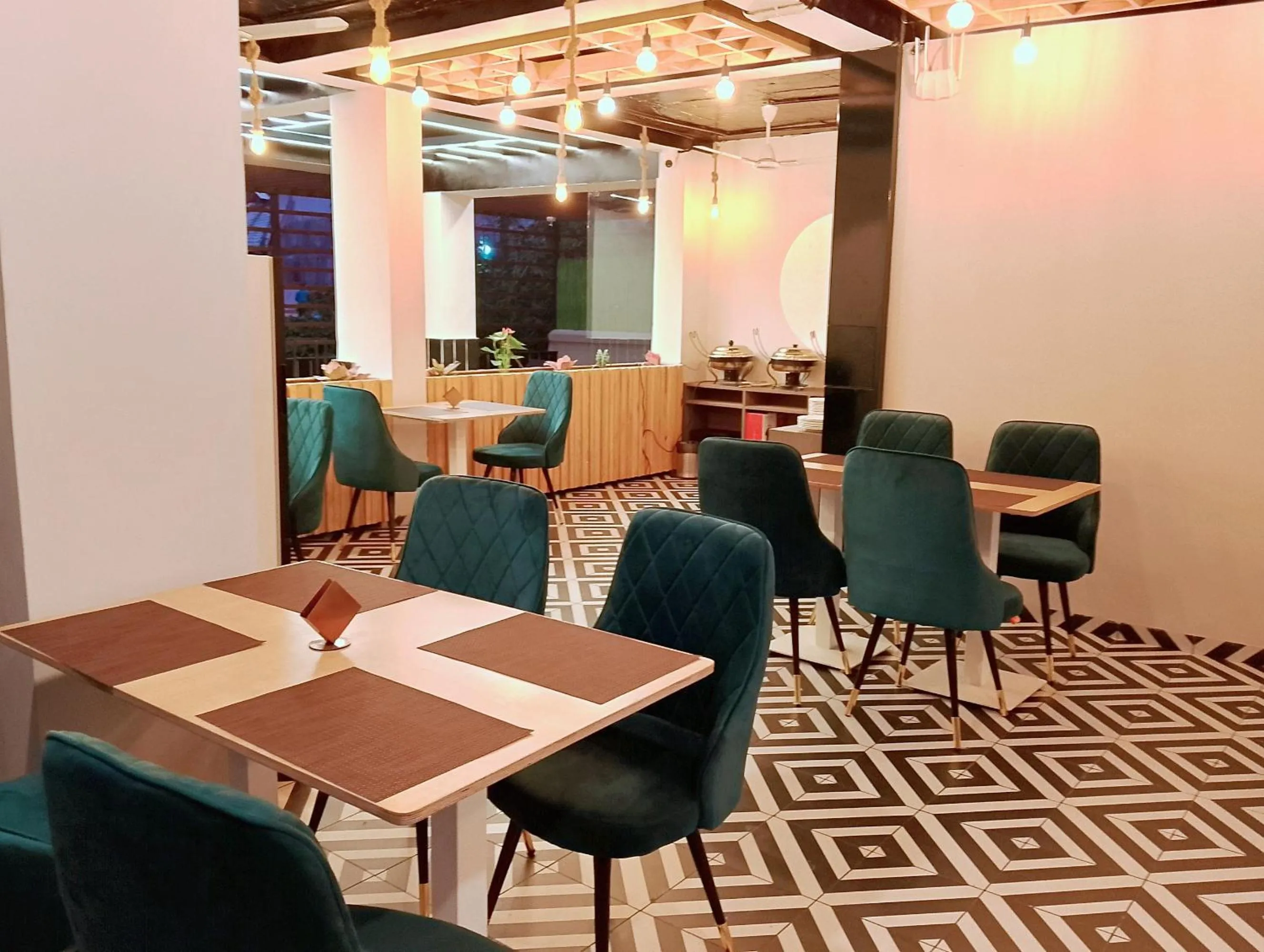 Restaurant/places to eat in Skon Baga Bliss Hotel by Orion Hotels